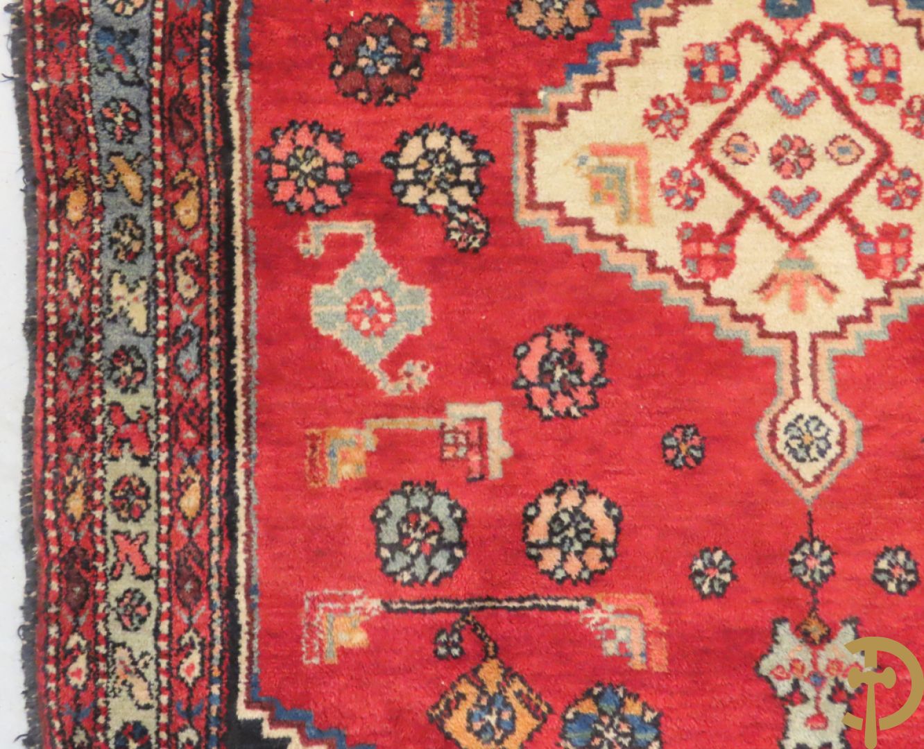 Oosterse handgeknoopt tapijt met geometrische motieven op blauwe fond Malayer + Oosters handgeknoopt tapijt met bloemenpatronen rode fond Kashkay