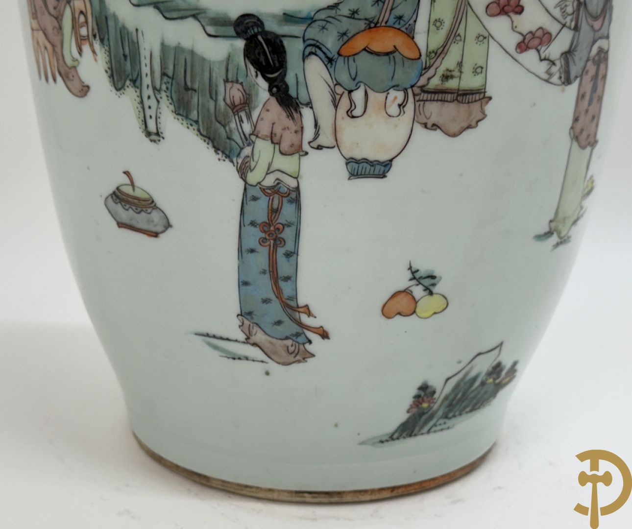 Chinese porseleinen vaas met decor van dames in landschap