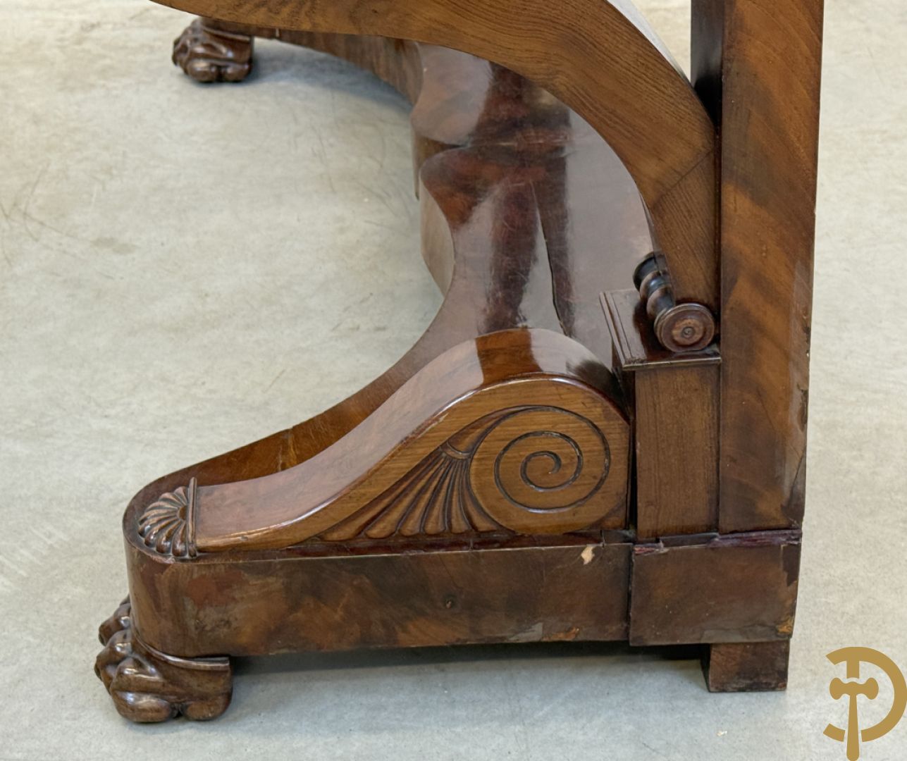 Mahoniehouten console Empire stijl met lade, op voluutvormige klauwepoten en met wit marmeren blad, 19e