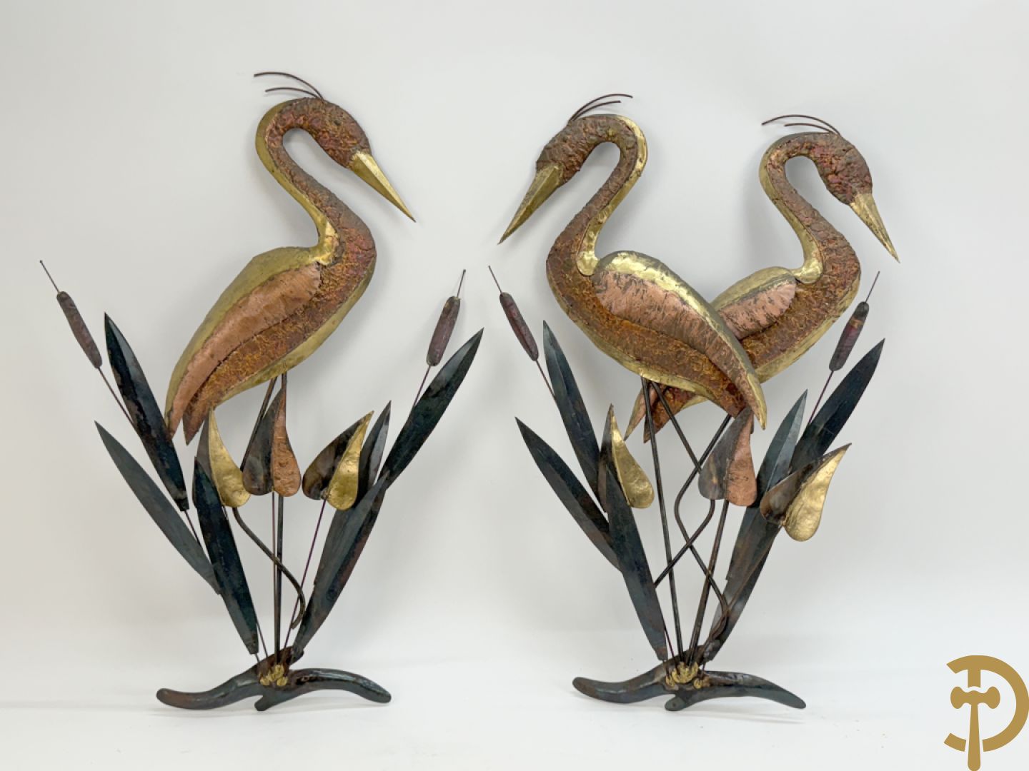 Paar vergulde metalen basreliefs met ooievaars en lisdoddes