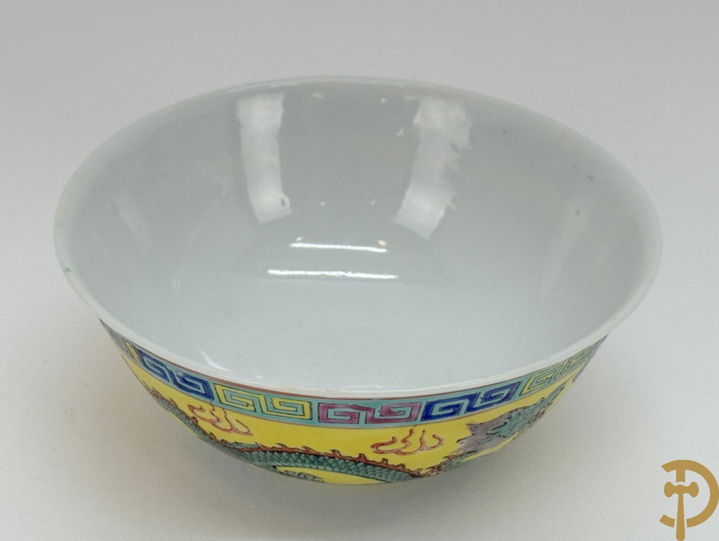 Chinees porseleinen kommetje met drakendecor op gele fond, onderaan gemerkt