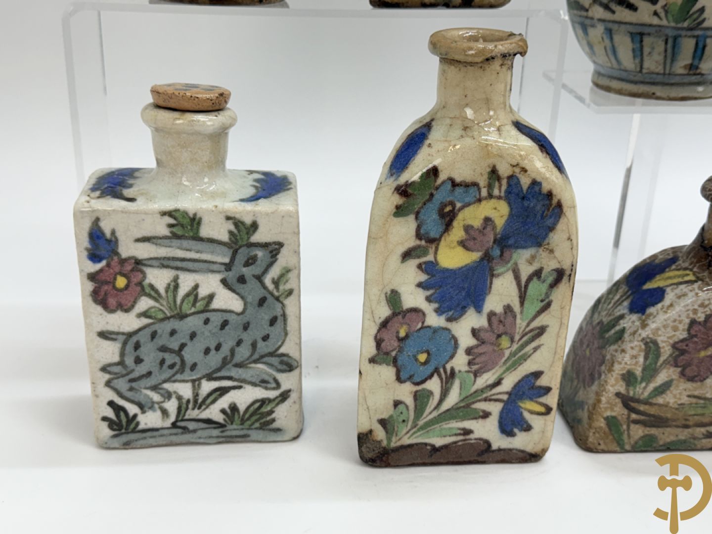 10 meerkleurige geglazuurde keramieken flesjes met decor van bloemen-en dierenmotieven, Iznik