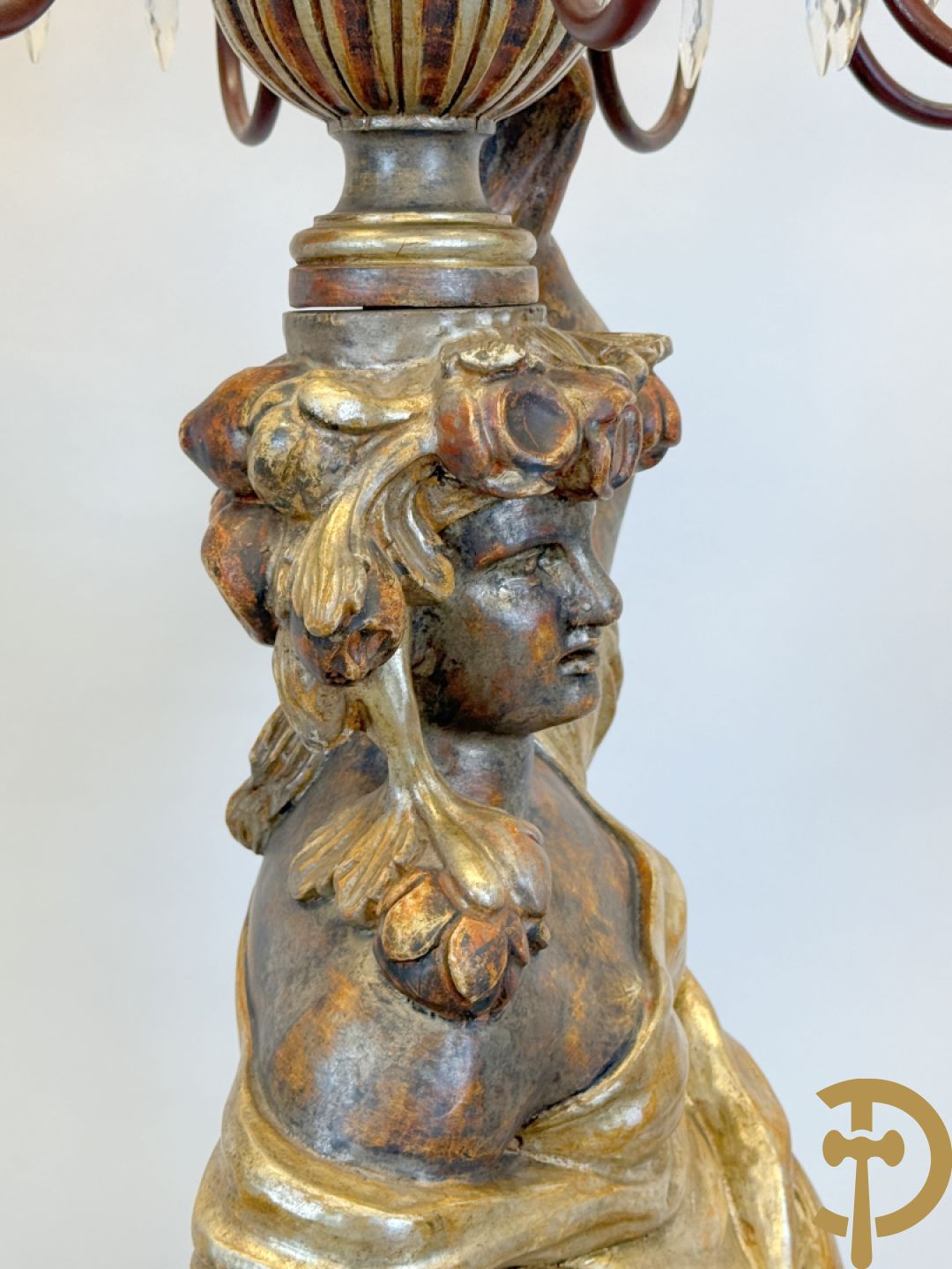 Paar gepolychromeerde dames op sokkel, bekroond met achtarmige kandelaar met lichtpunten en bellen, Italiaans, jaren 