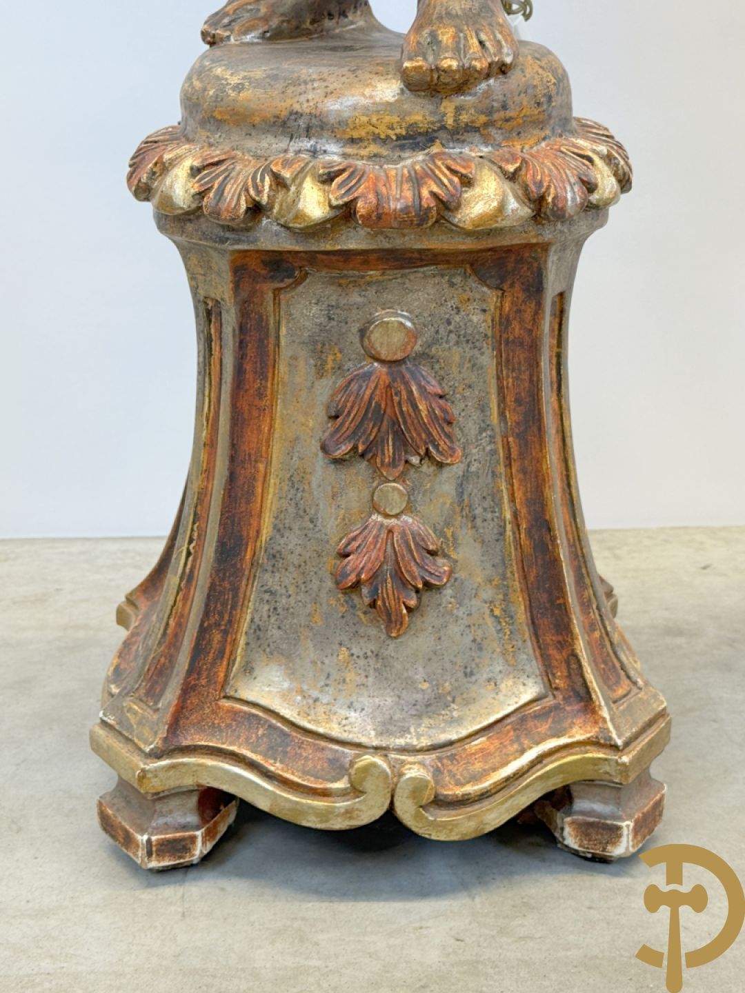 Paar gepolychromeerde dames op sokkel, bekroond met achtarmige kandelaar met lichtpunten en bellen, Italiaans, jaren 