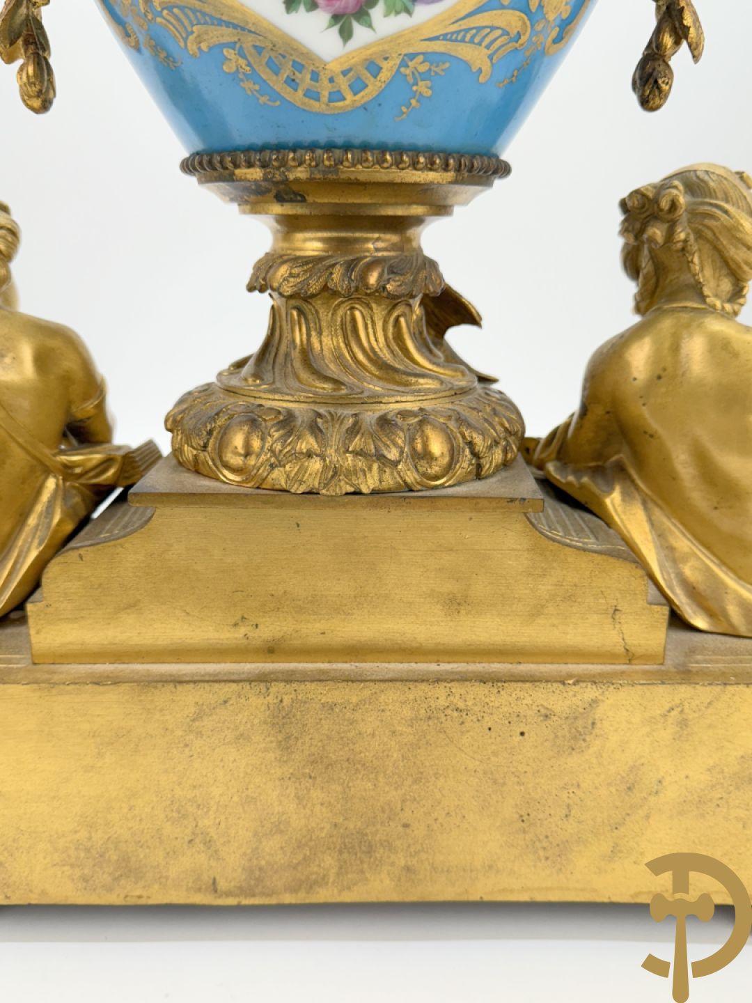 Driedelige bronzen Franse garnituur bezet met cupido