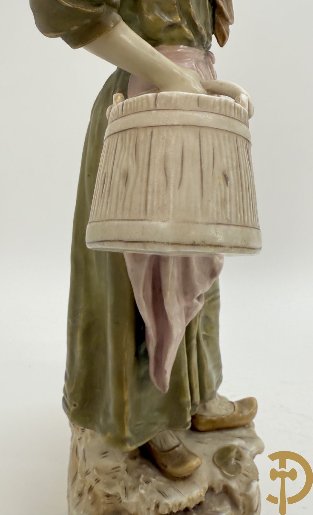 Royal Dux beeld van melkmeisje, onderaan genummeerd 1055 + vaas met zittende dame, Royal Dux stijl