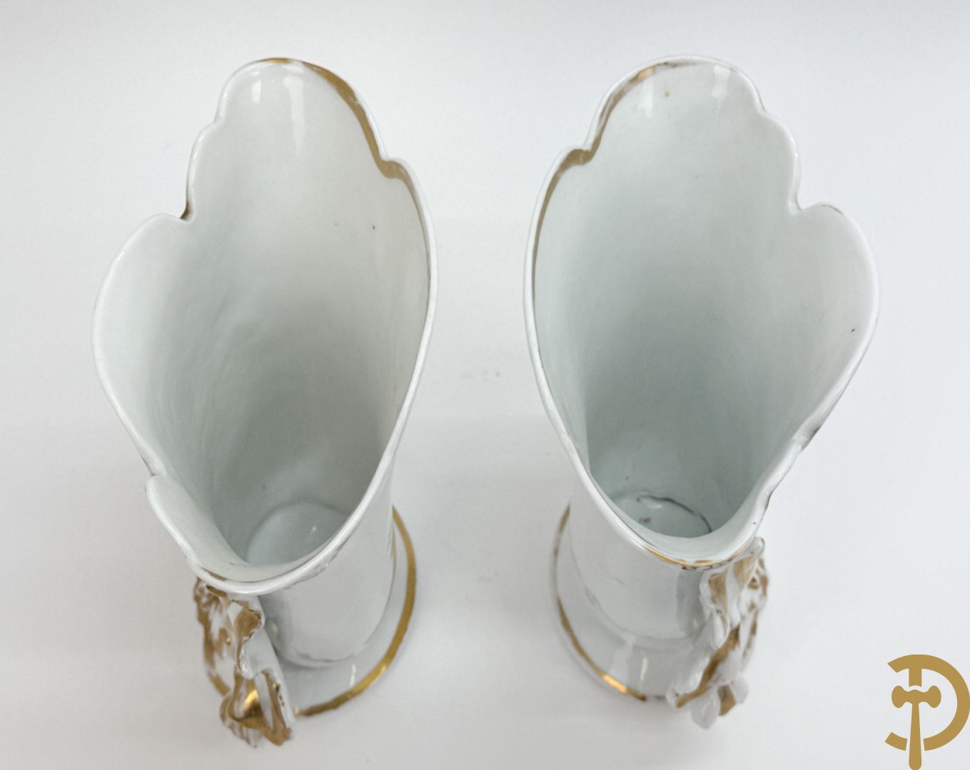 Paar porseleinen Vieux Paris vazen met bloementaferelen