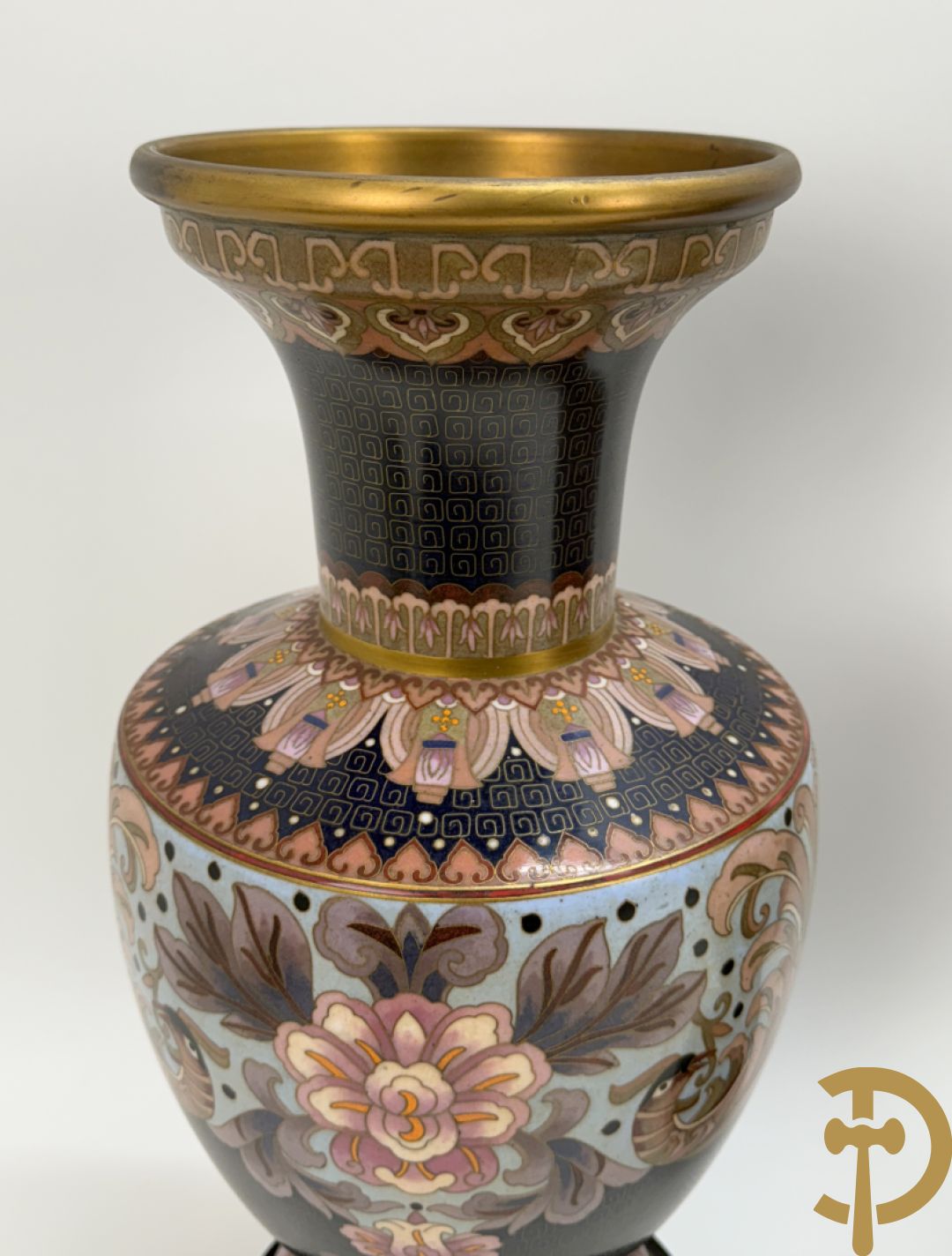 Paar ballustervormige cloisonévazen met decor van vogels en bloemen - op houten sokkel + paar kleine cloisonévazen met vogel en bloemendecor - op houten sokkel