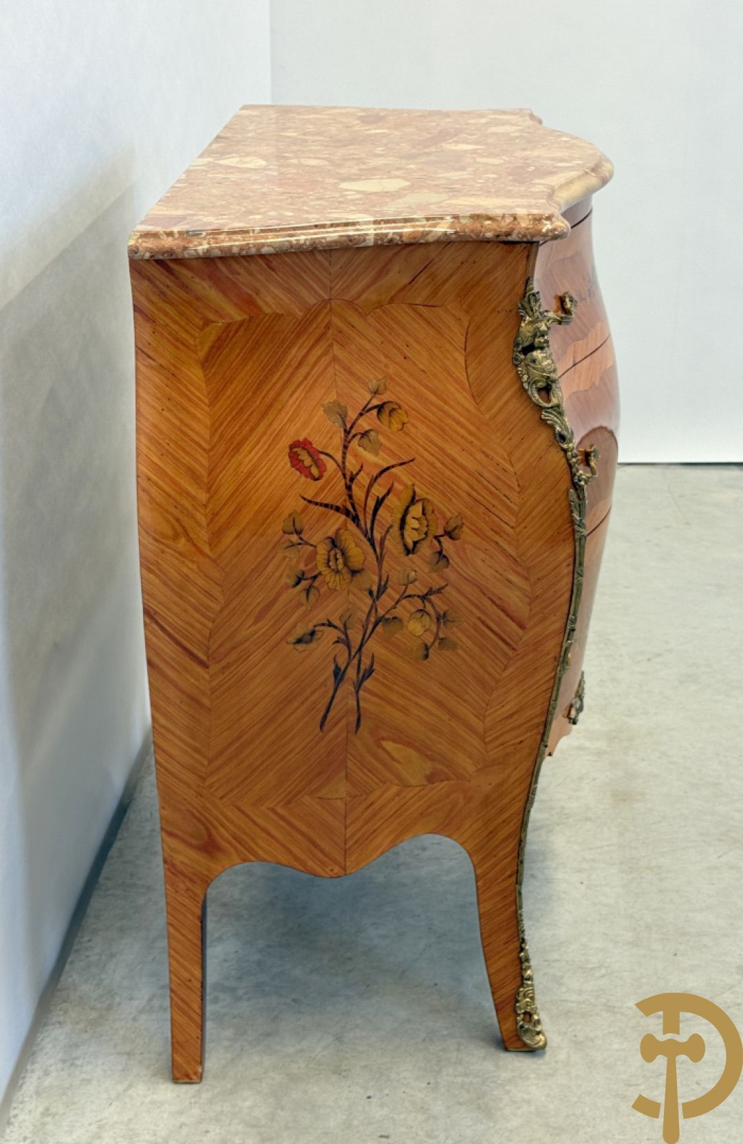 Notelaren gegalbeerde drieladencommode met bloemenmarketterie en marmeren blad