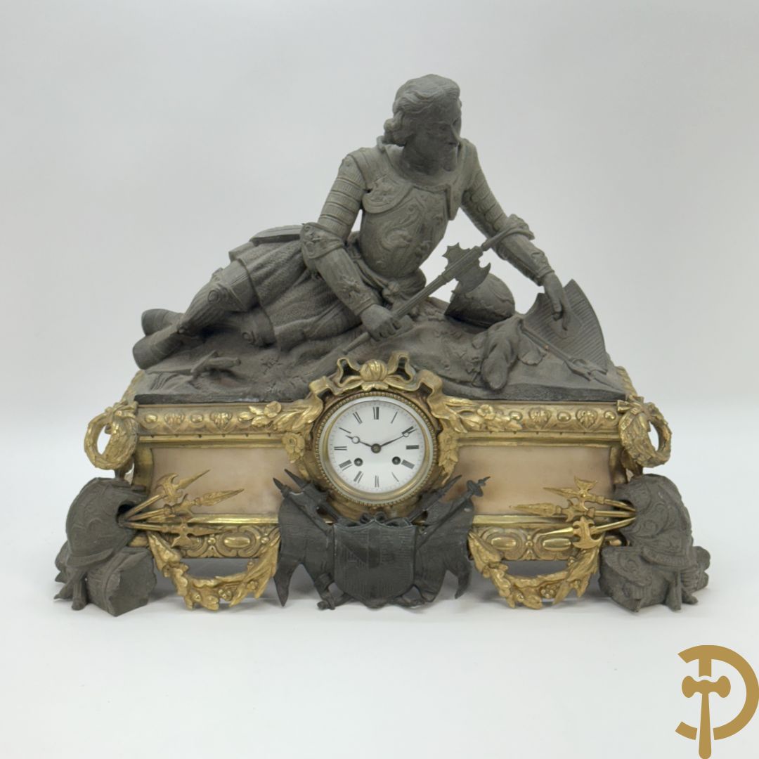 Zamak schouwstuk klok met ridder en Louis XVI motieven bezet