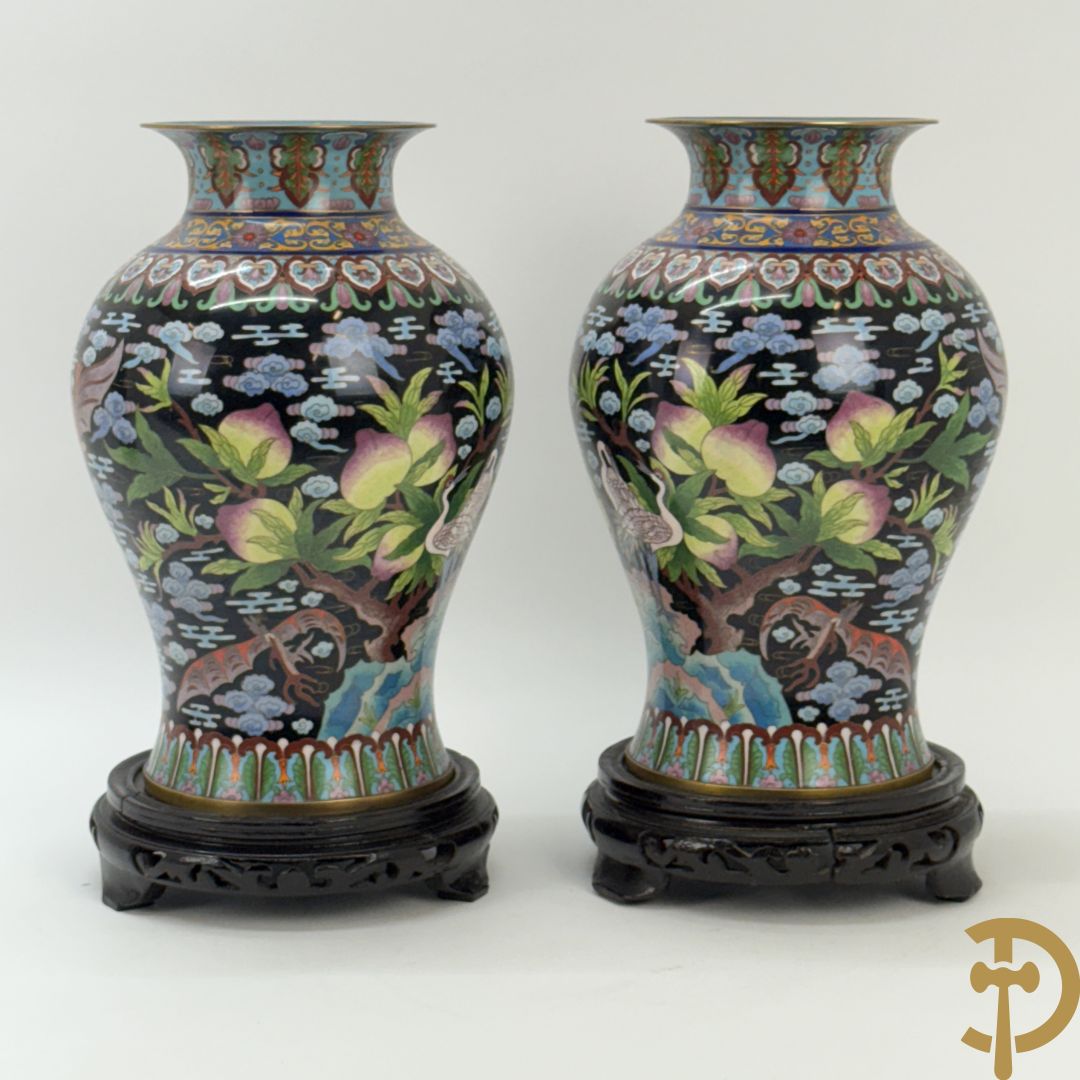 Paar cloisonévazen met bloemen en vogeldecor op zwarte fond - op houten sokkel