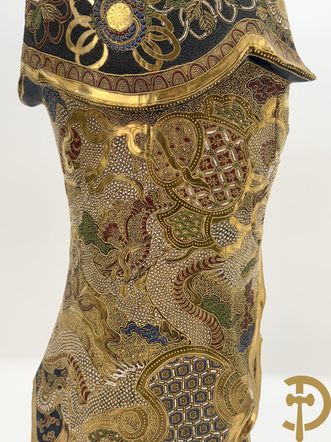 Grote staande Kwan Yin in Japans Satsumat porselein