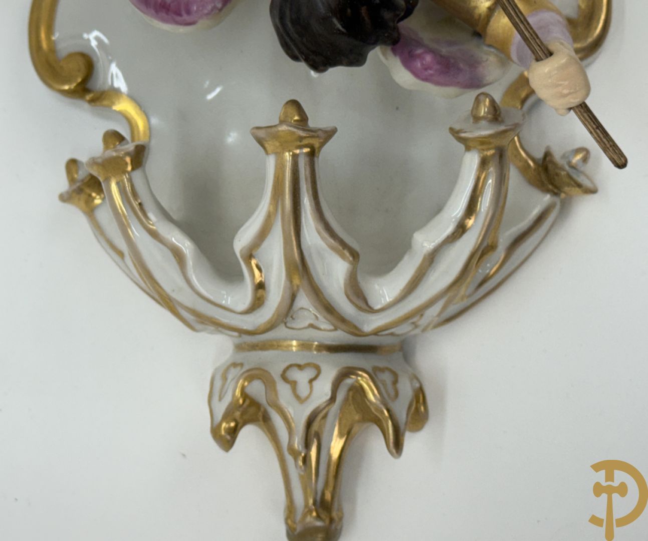 Meerkleurig Vieux Paris wijwatervat met Sint Michael doodt de draak