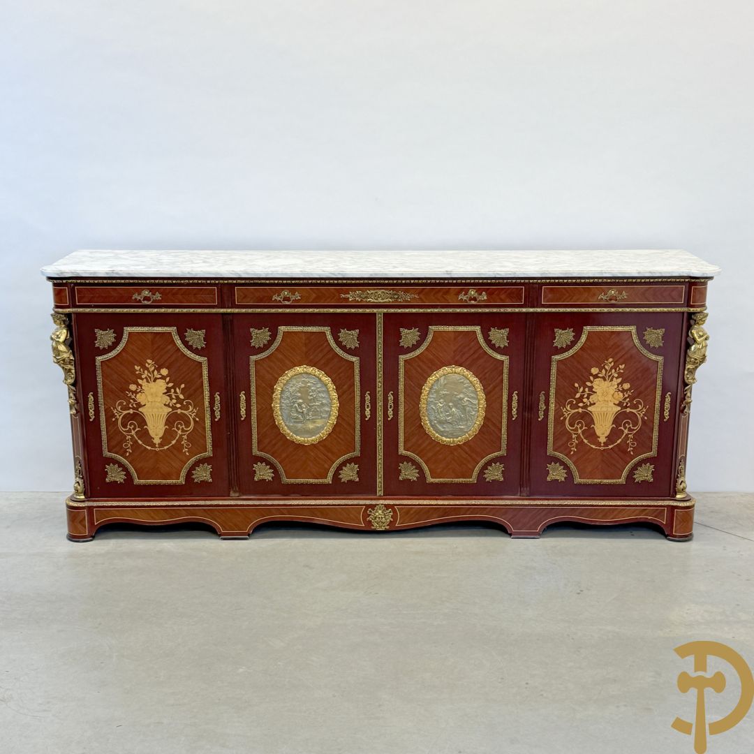 Notelaren vierdeursdressoir met 3 laden, gemarketteerde bloementaferelen en ovale bronzen plakkettes - zijdelings met damesfiguren - bovenaan met wit marmeren blad