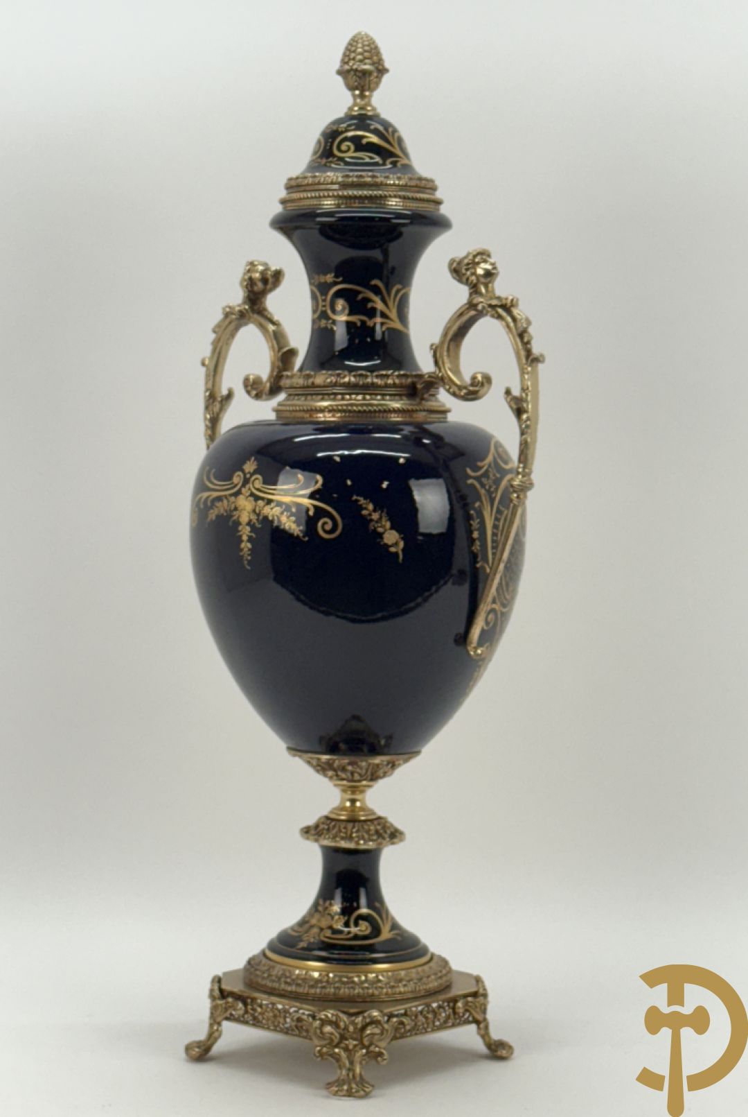 Blauwe porseleinen vaas met lieftallig decor, Sèvres stijl, bezet met bronzen ornamenten