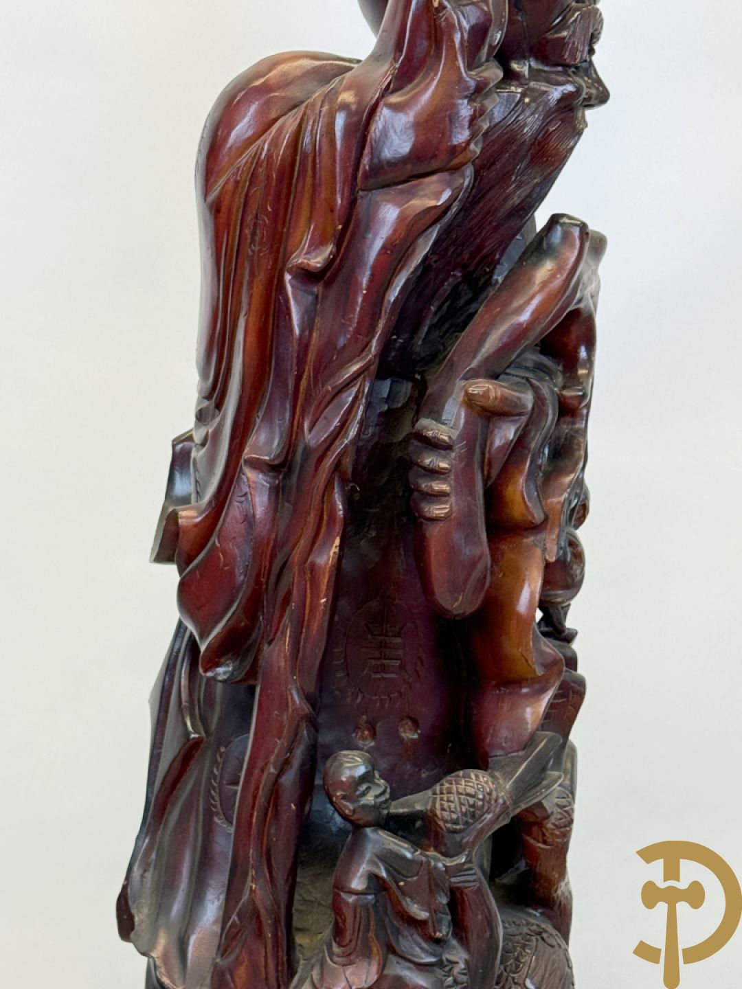 Aziatische houtsculptuur van wijsgeer met staf, vogels en kinderen