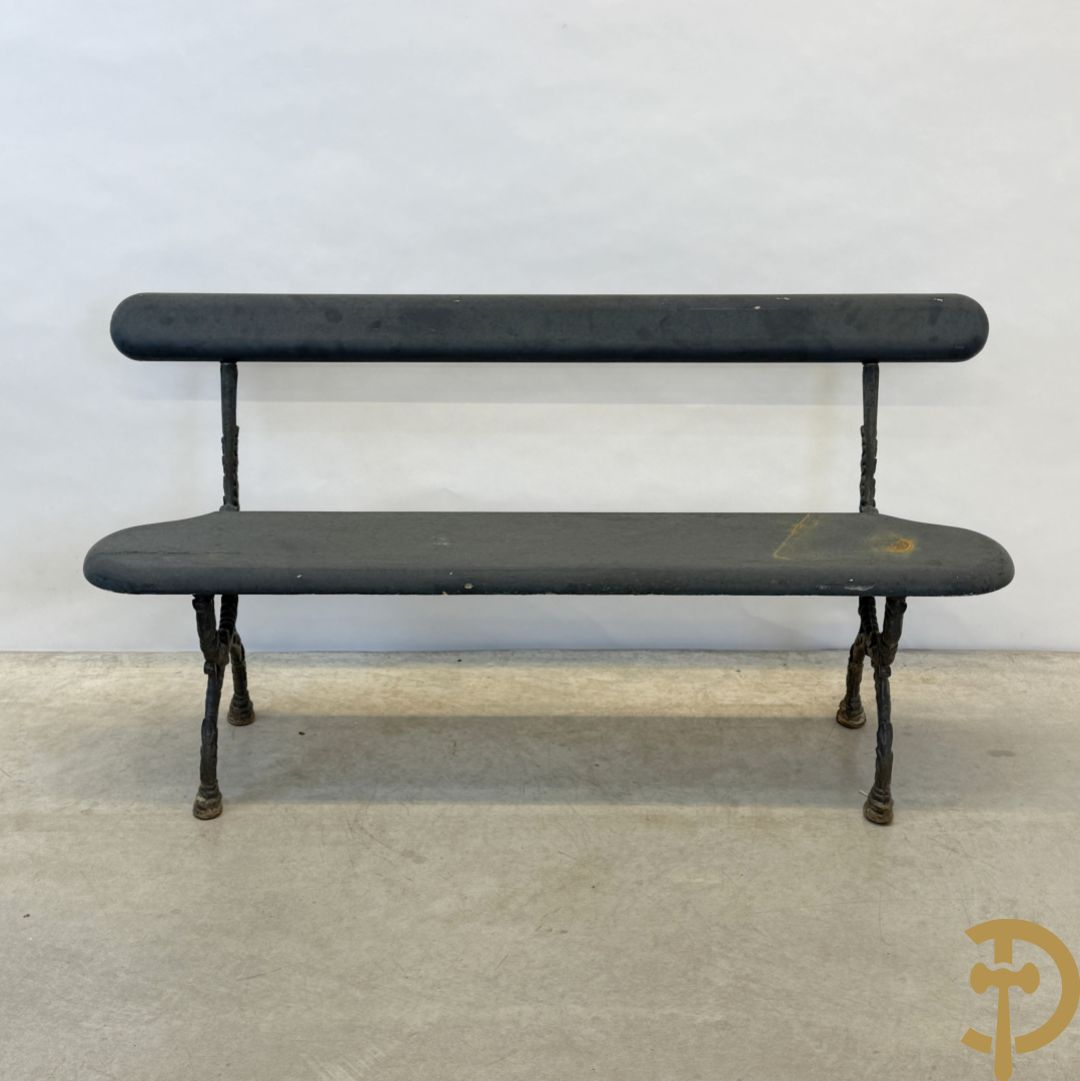 Tuinbank met houten beschilderde zitting en rugleuning op metalen chassis