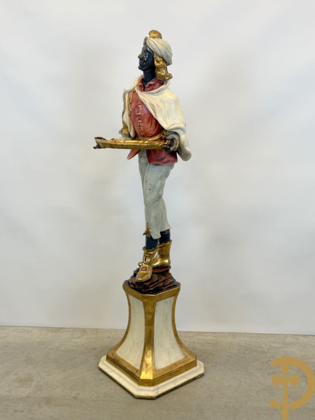 Gepolychromeerde staande moor in Victoriaanse kledij, met opdienschaal, op sokkel - Italiaans