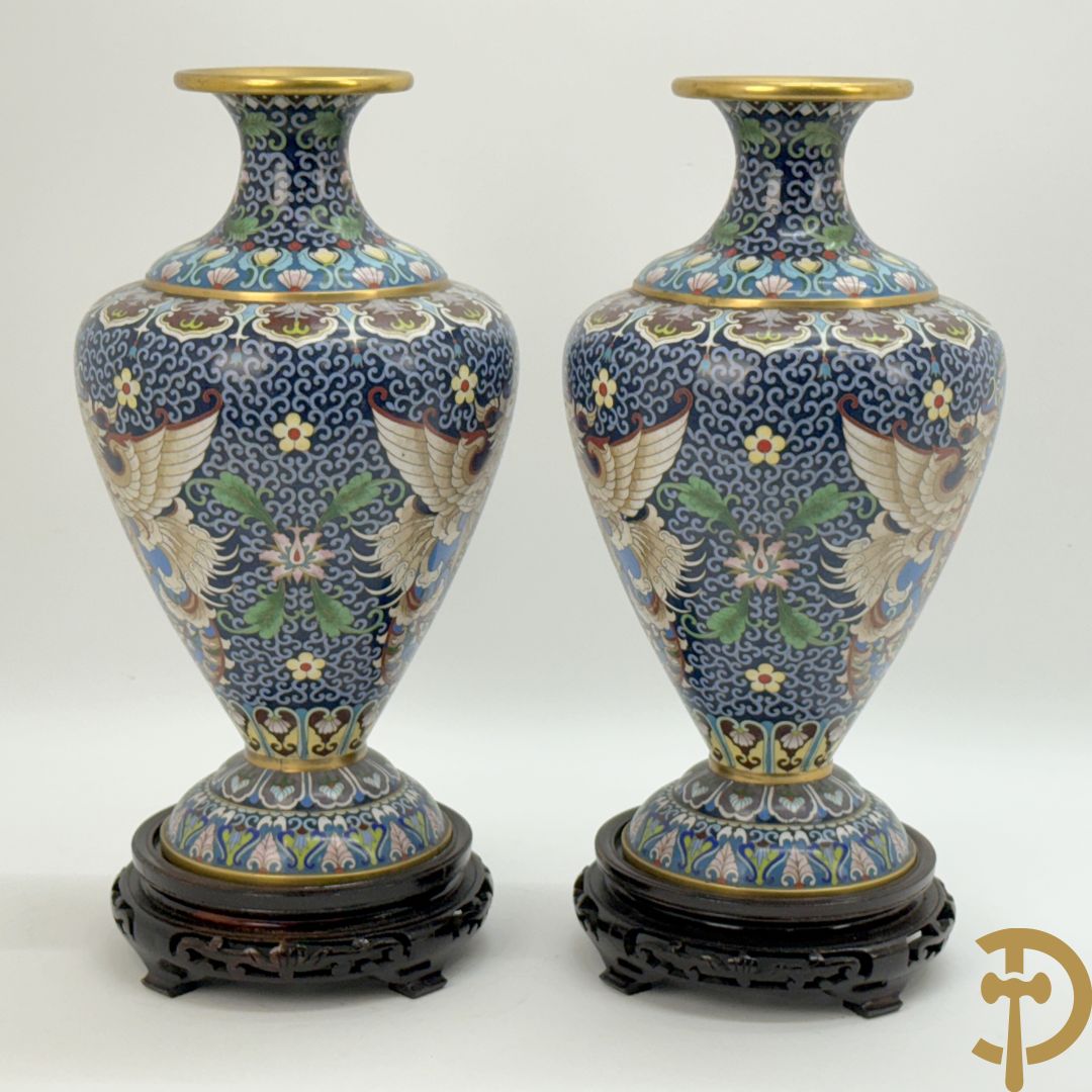 Paar cloisoné vazen met bloemen- en vogeldecor