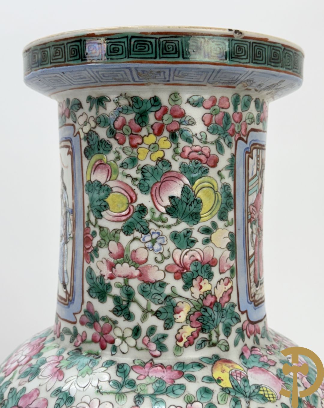 Chinese porseleinen vaas met geanimeerd decor en fond van bloemen, Kanton 19e