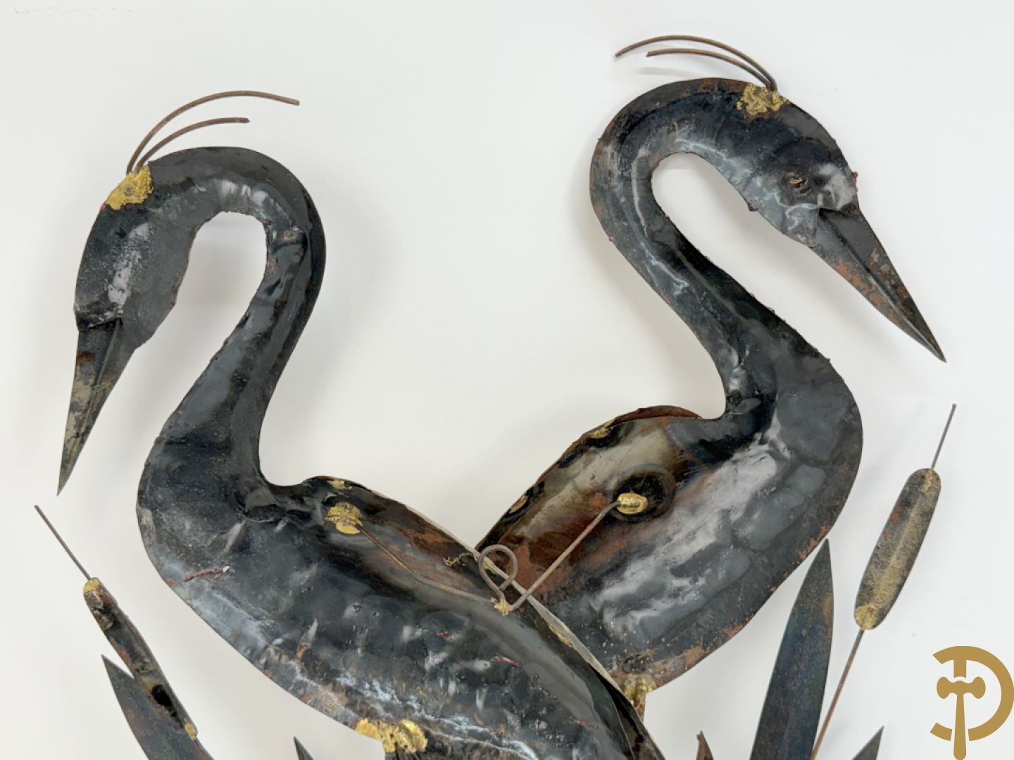 Paar vergulde metalen basreliefs met ooievaars en lisdoddes