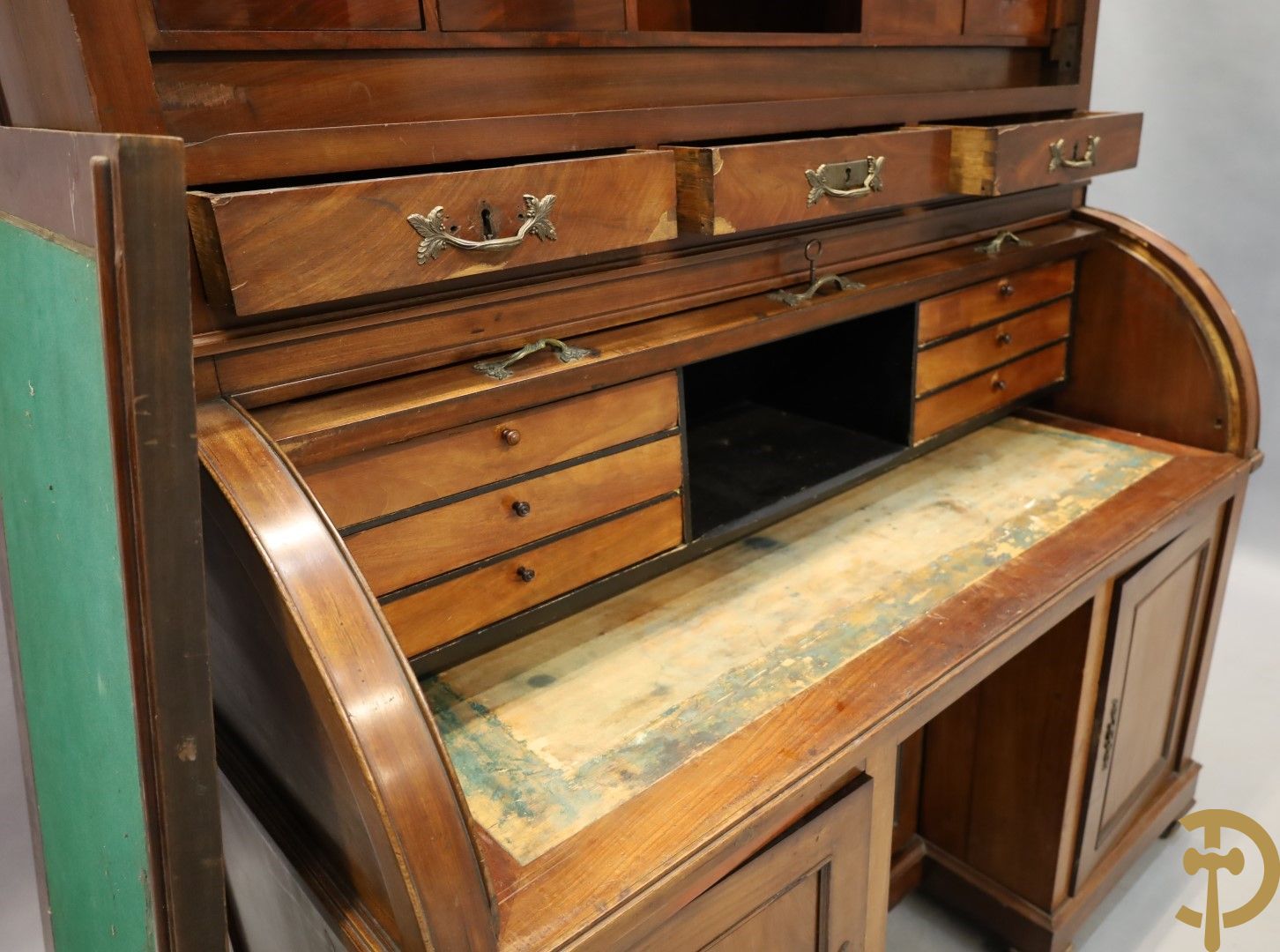 Imposant notelaren cilinderbureau met bovenbouw met ingemaakte lades, cilinderklep en uittrekbaar schrijfblad - drie deuren onderaan - 19e