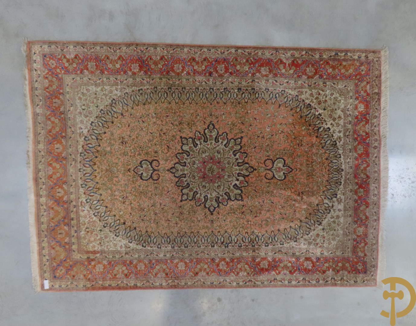 Oosters handgeknoopt tapijt zijde op katoen met centraal medaillon en bloementaferelen