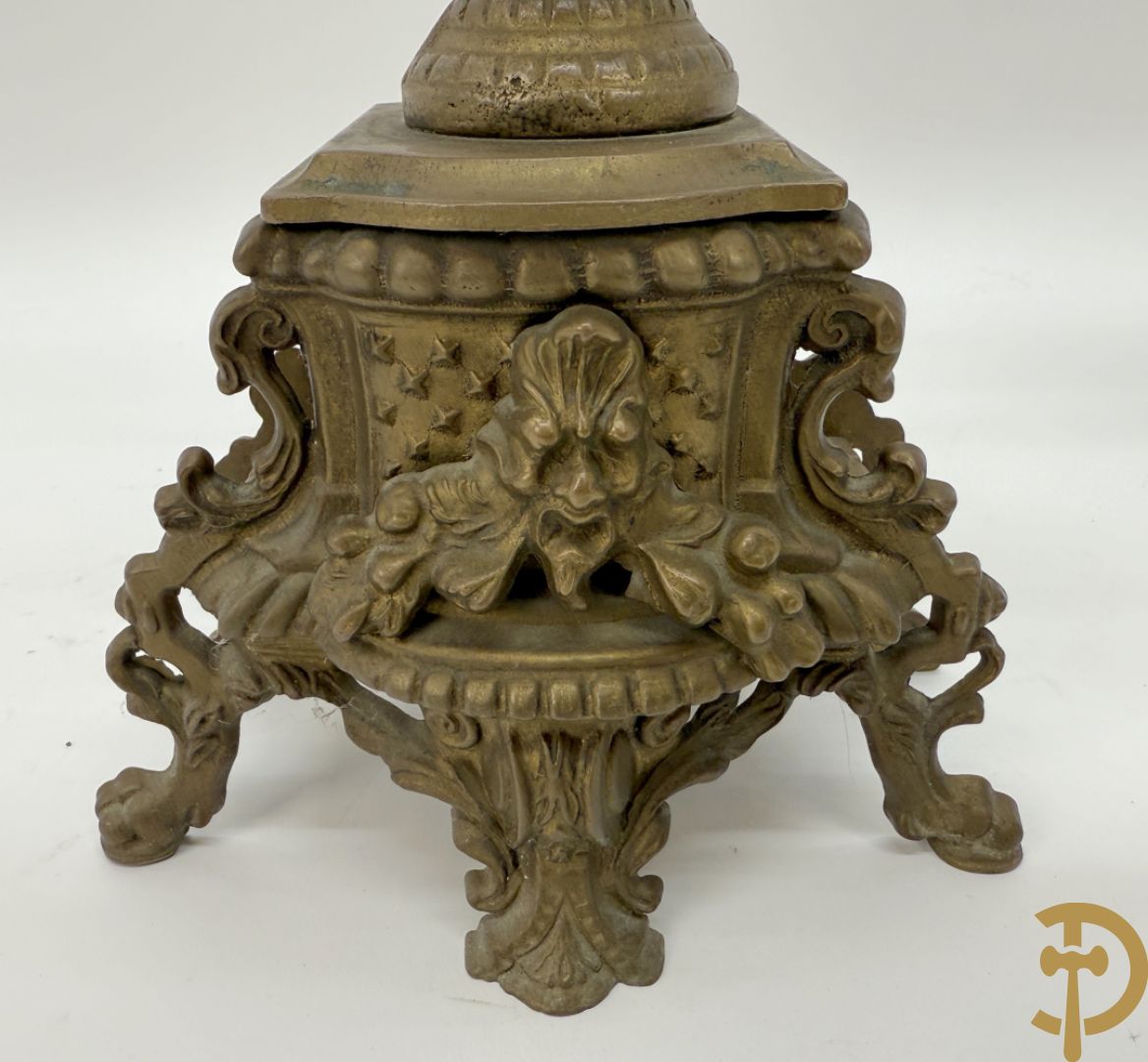 Driedelige koperen garnituur, klok geflankeerd door paar vijfarmige kandelaars