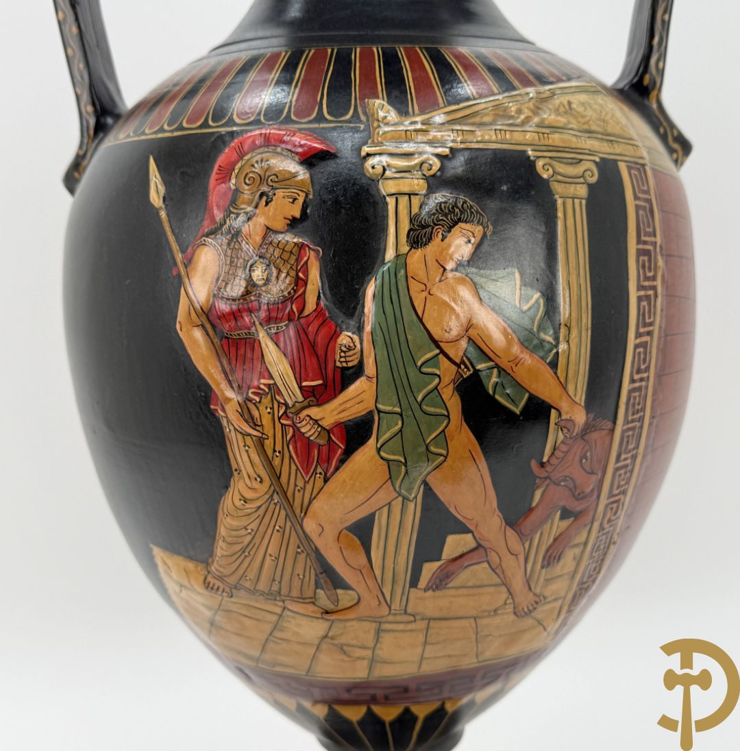 Amfoorvormige vaas in terra cotta met voorstellingen uit de Klassieke oudheid, Griekse stijl