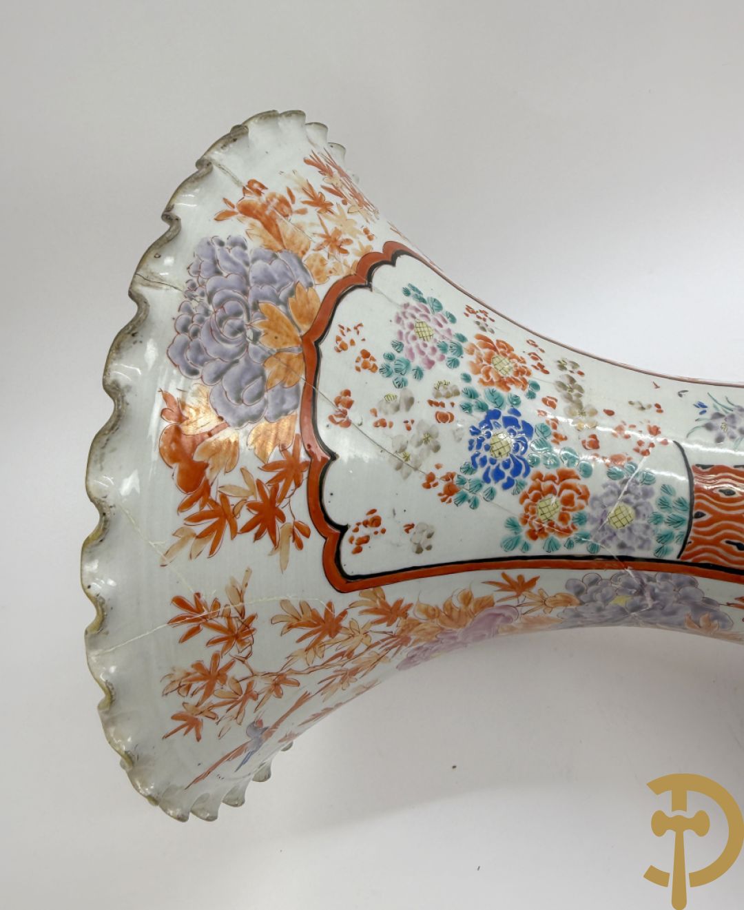 Paar Japanse porseleinen waaiervazen met bloemen en geanimeerd decor