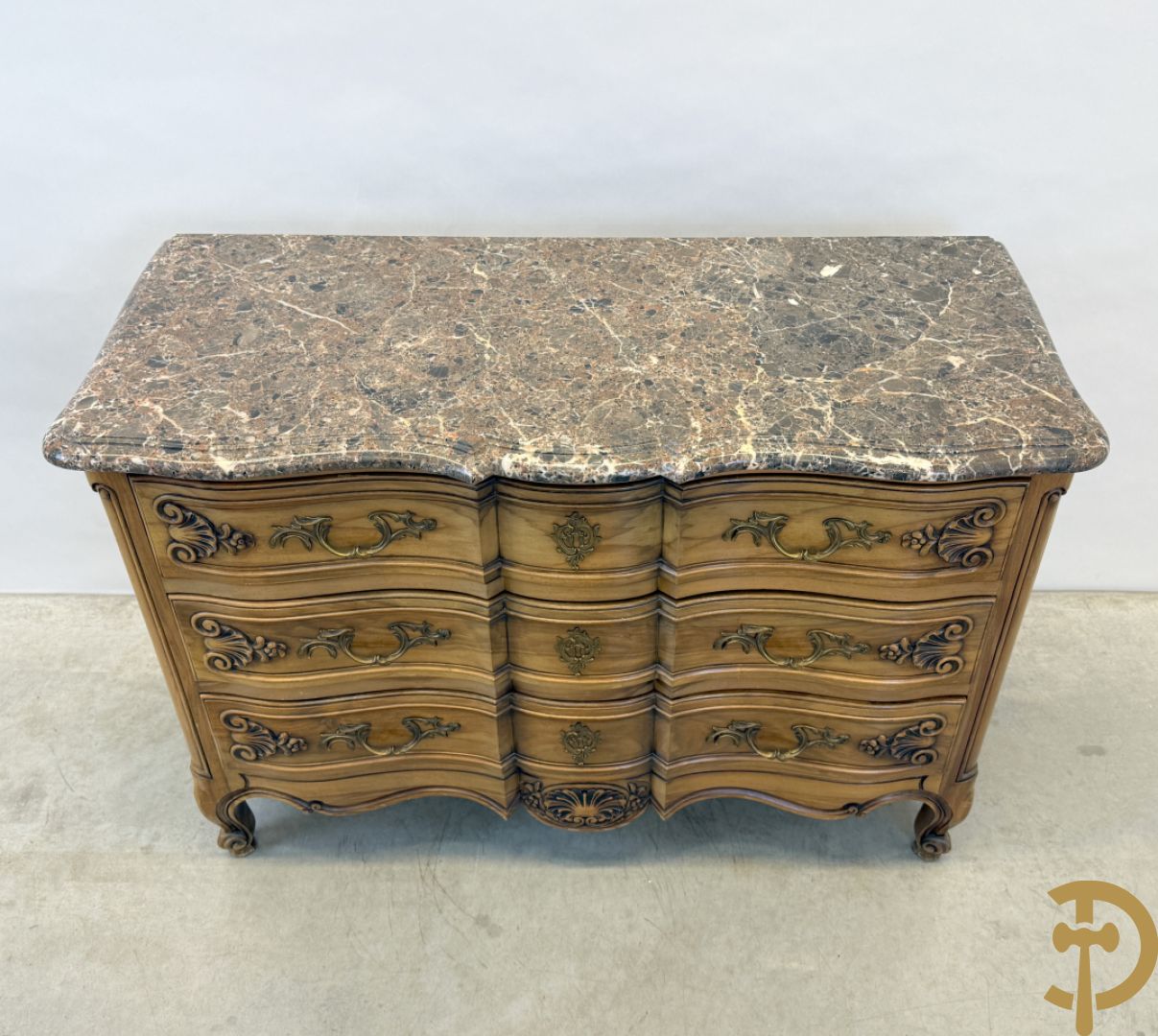 Notelaren drieladencommode met accanthusranken en rocailles, met marmeren blad, op voluutvormige poten