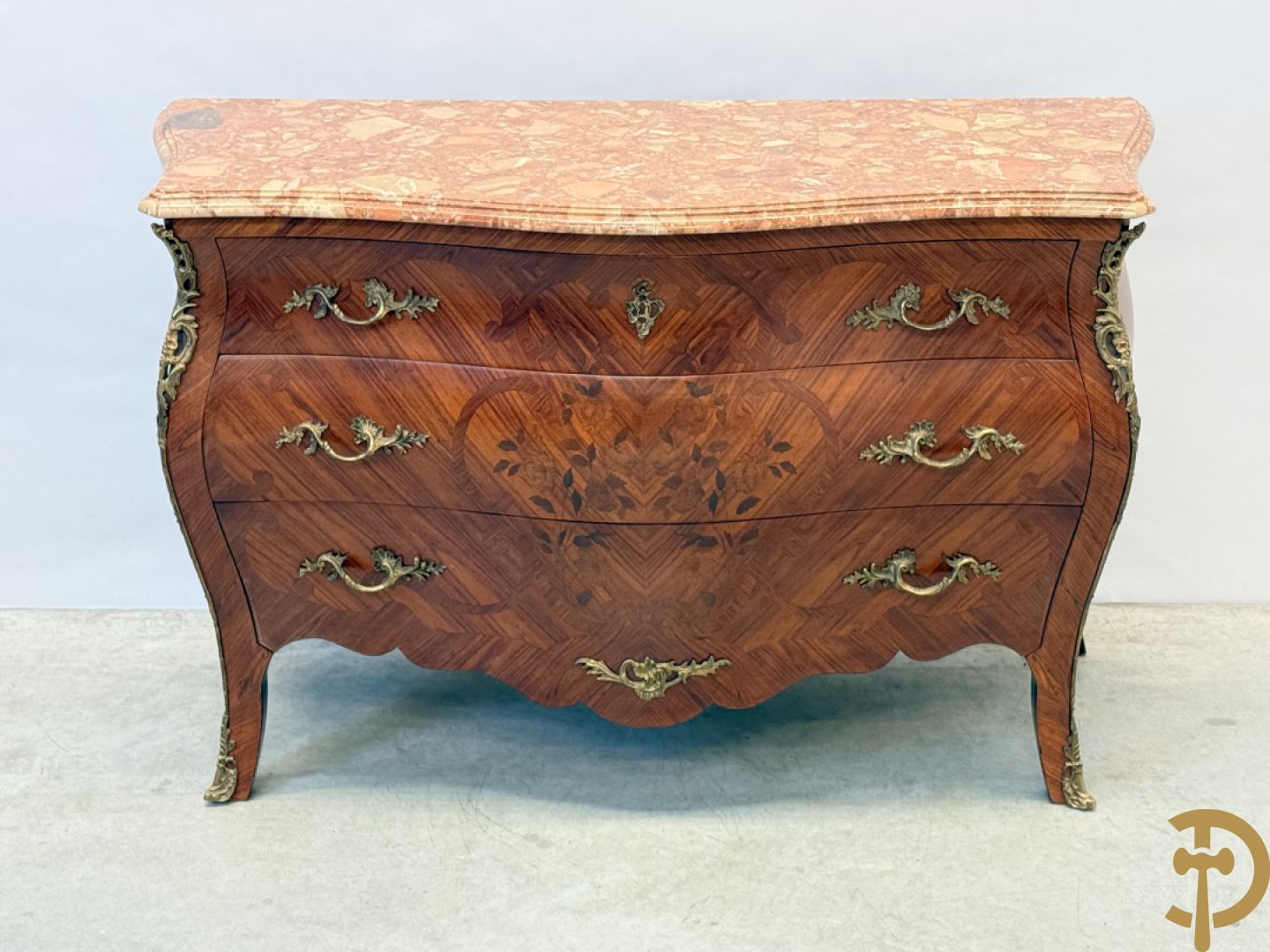 Notelaren gegalbeerde drieladencommode met bloemenmarquetterie en bezet met bronzen ornamenten, bovenaan met marmeren blad