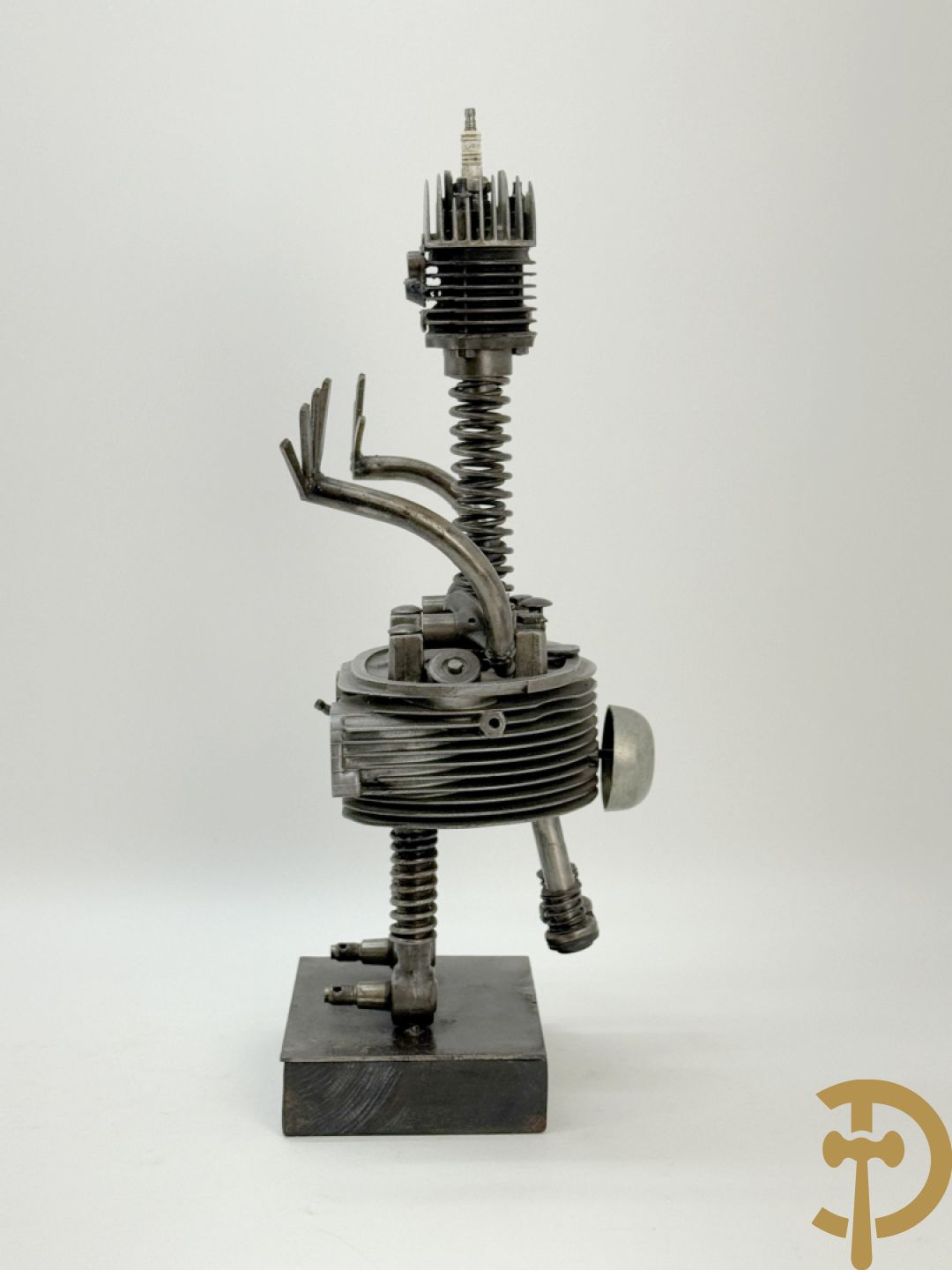 GIELS getekend - Kunstzinnige figuur in ijzerassemblage van motoronderdelen