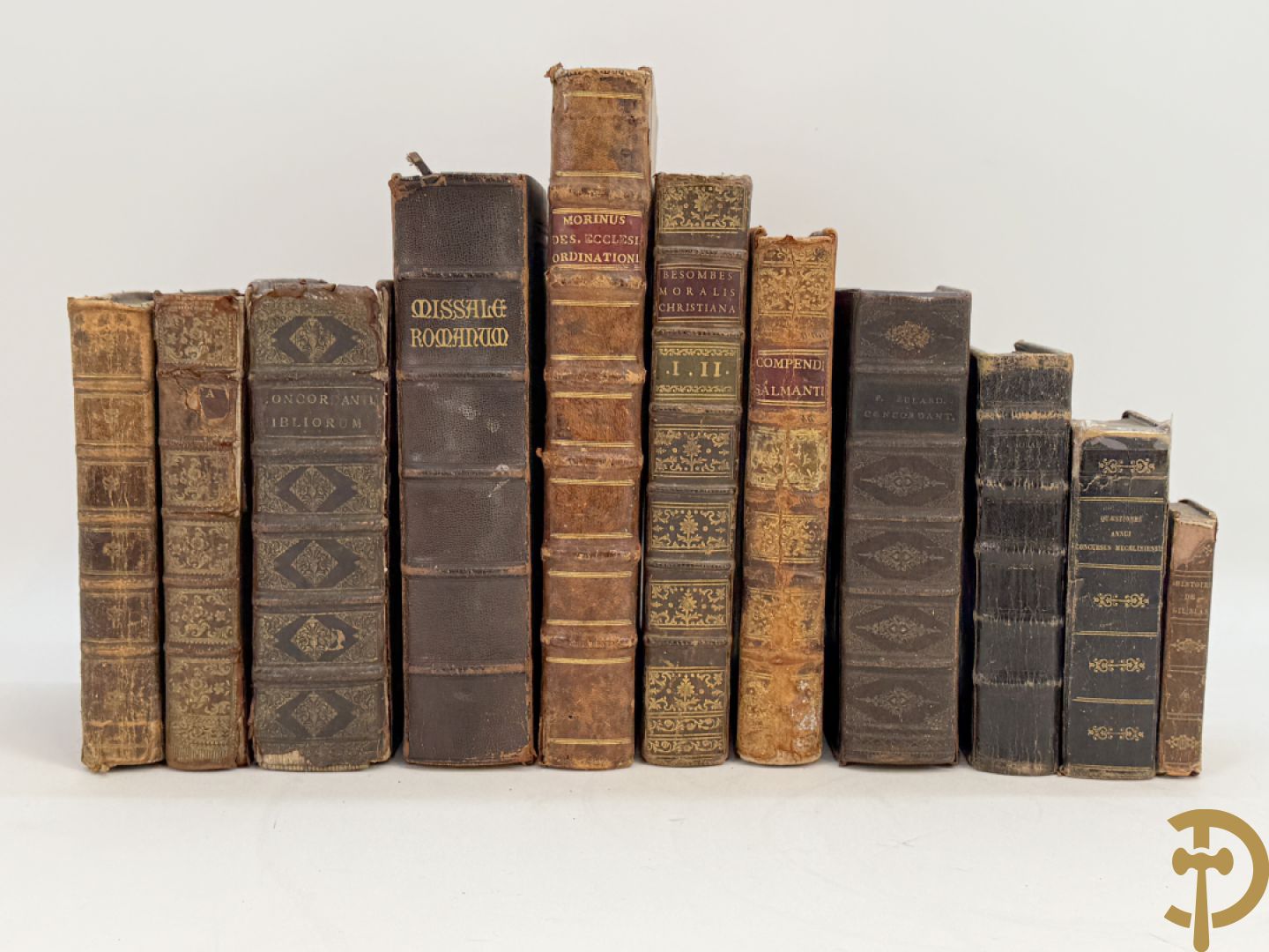 Reeks oude theologische boeken met lederen kaft 17e-18e w.o. Moralis Christiana, Missale Romanum  en Bibliorum Concordantia
