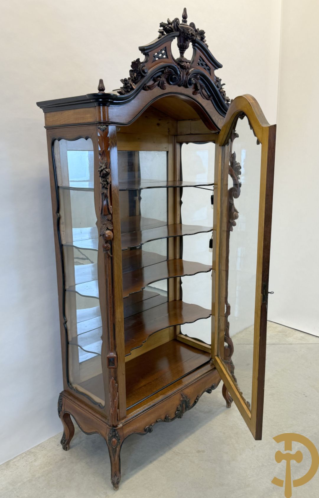 Franse notelaren vitrine met Louis XV motieven en fruitranken, bovenaan bezet met amfoor, 19e