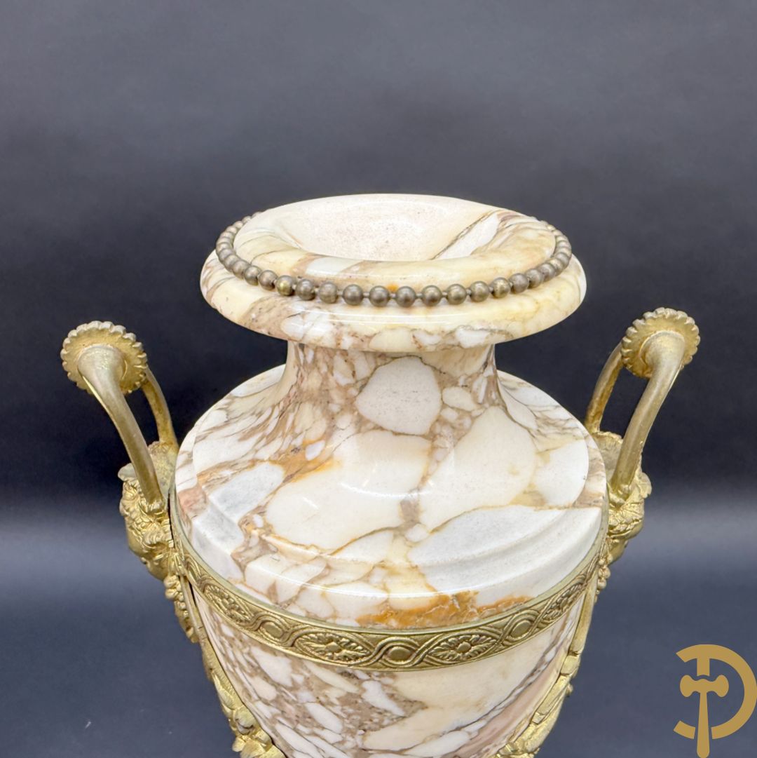 Paar marmeren cassolettes met hermenhoofden en guirlandes