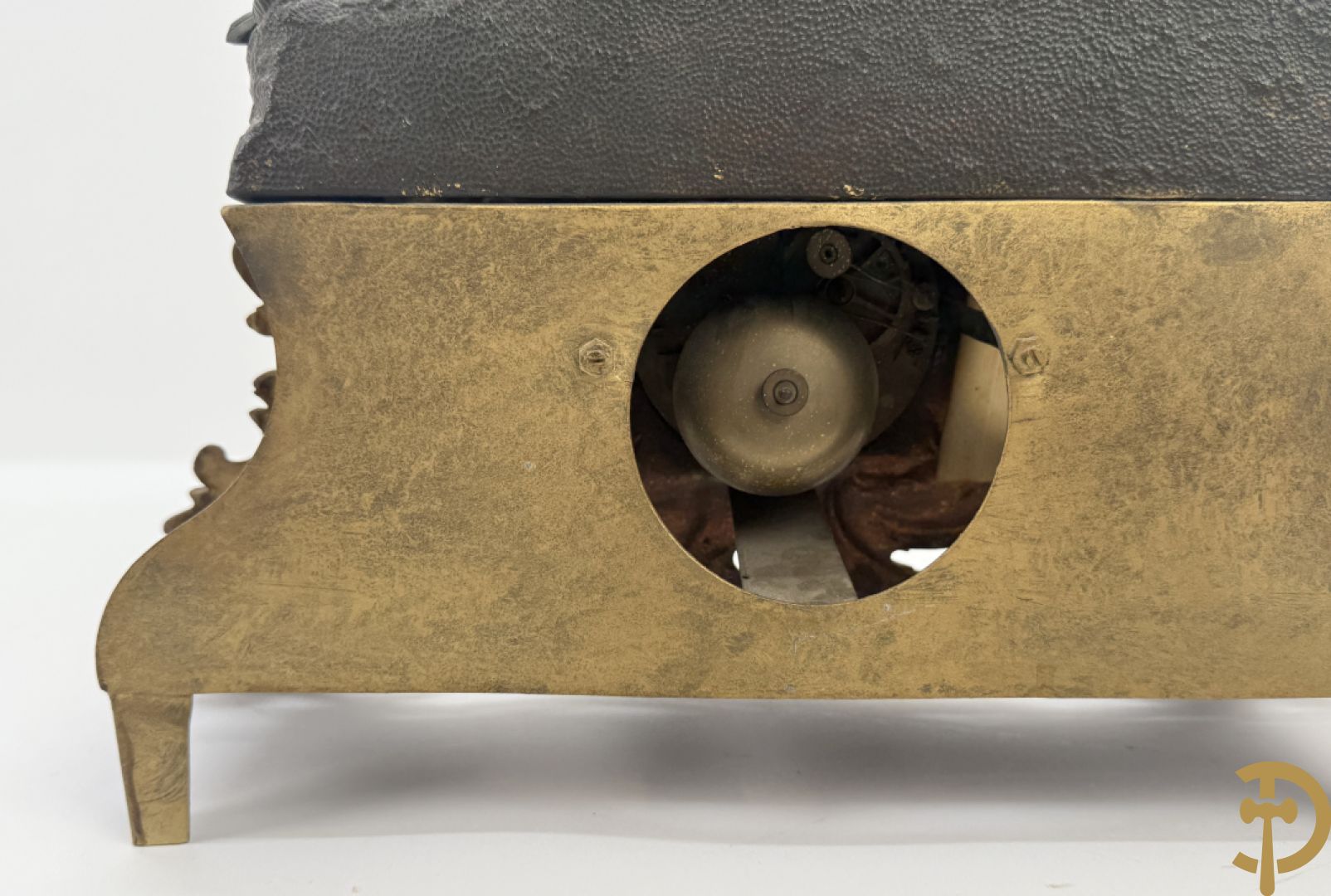 Zamak pendule met accanthusranken en bekroond met cupido met jachthoorn