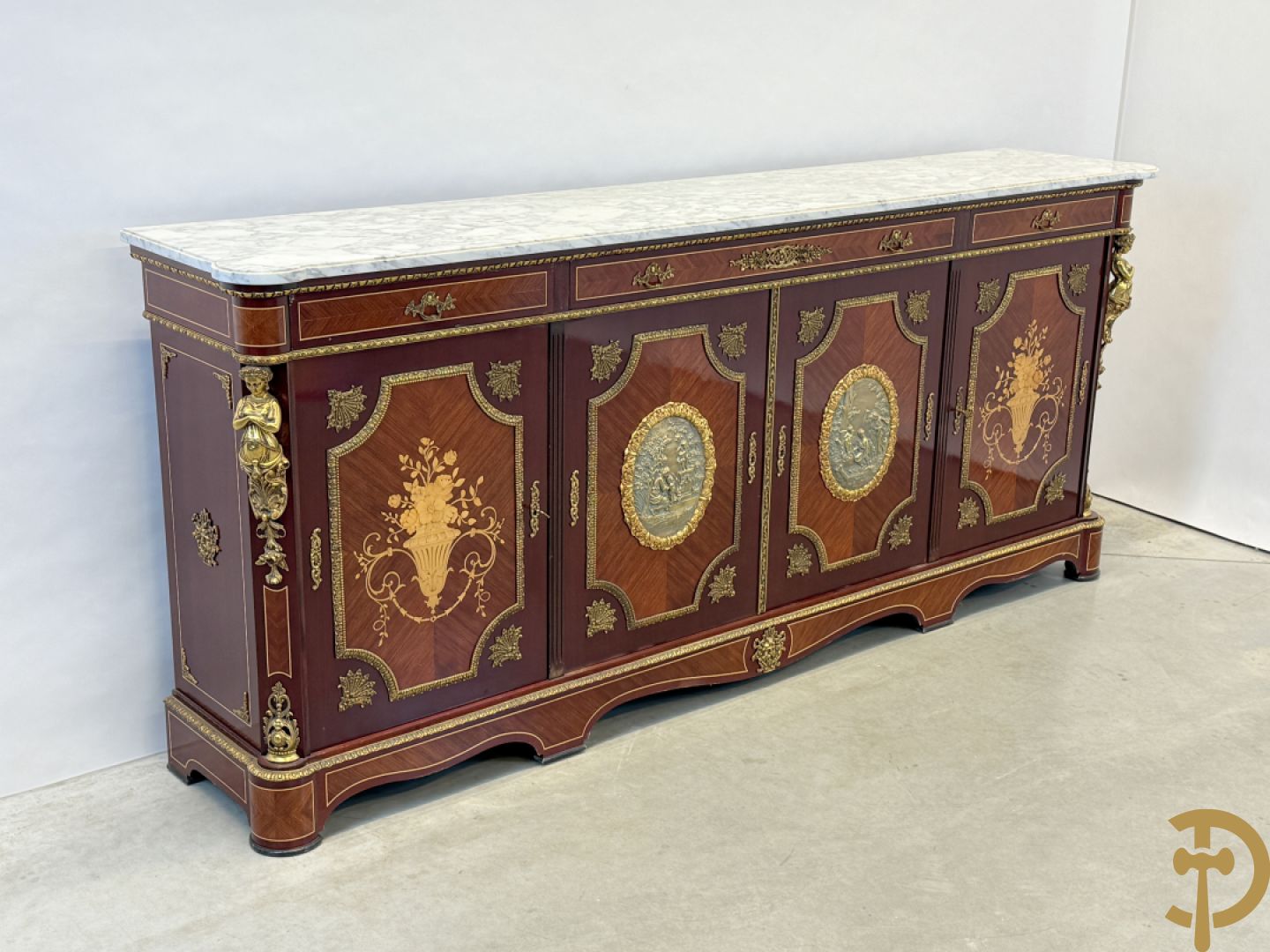 Notelaren vierdeursdressoir met 3 laden, gemarketteerde bloementaferelen en ovale bronzen plakkettes - zijdelings met damesfiguren - bovenaan met wit marmeren blad