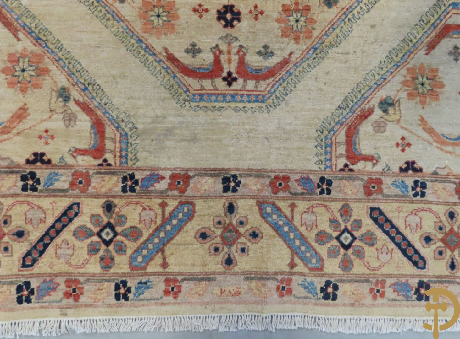 Oosters handgeknoopt tapijt met bloemen- en vogelmotieven op beige fond