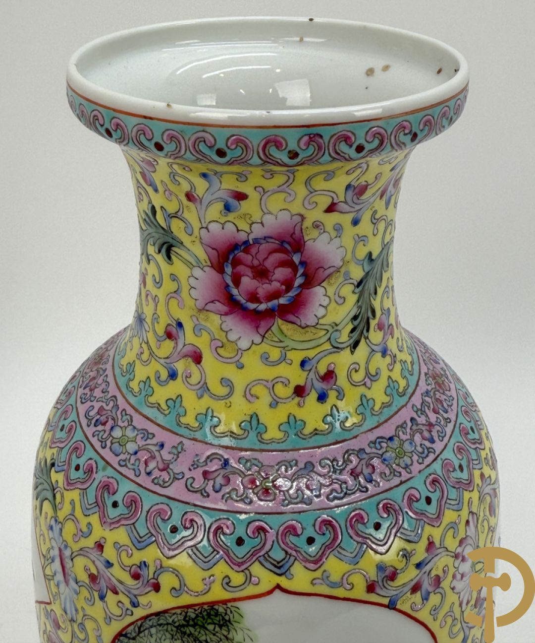 Chinese porseleinen rolvaas met damesdecor, getekend + Chinese porseleinen republieksvaas met damesdecor