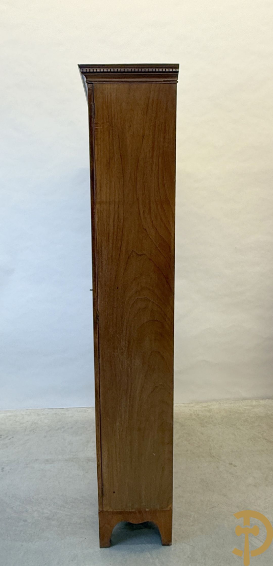 Paar Engelse mahoniehouten vitrines met legbanken