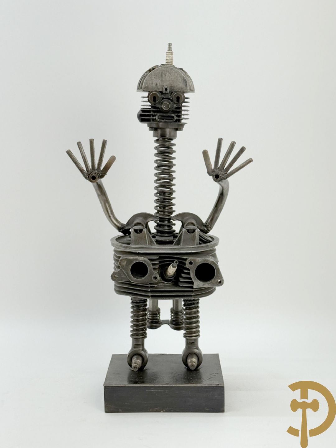 GIELS getekend - Kunstzinnige figuur in ijzerassemblage van motoronderdelen