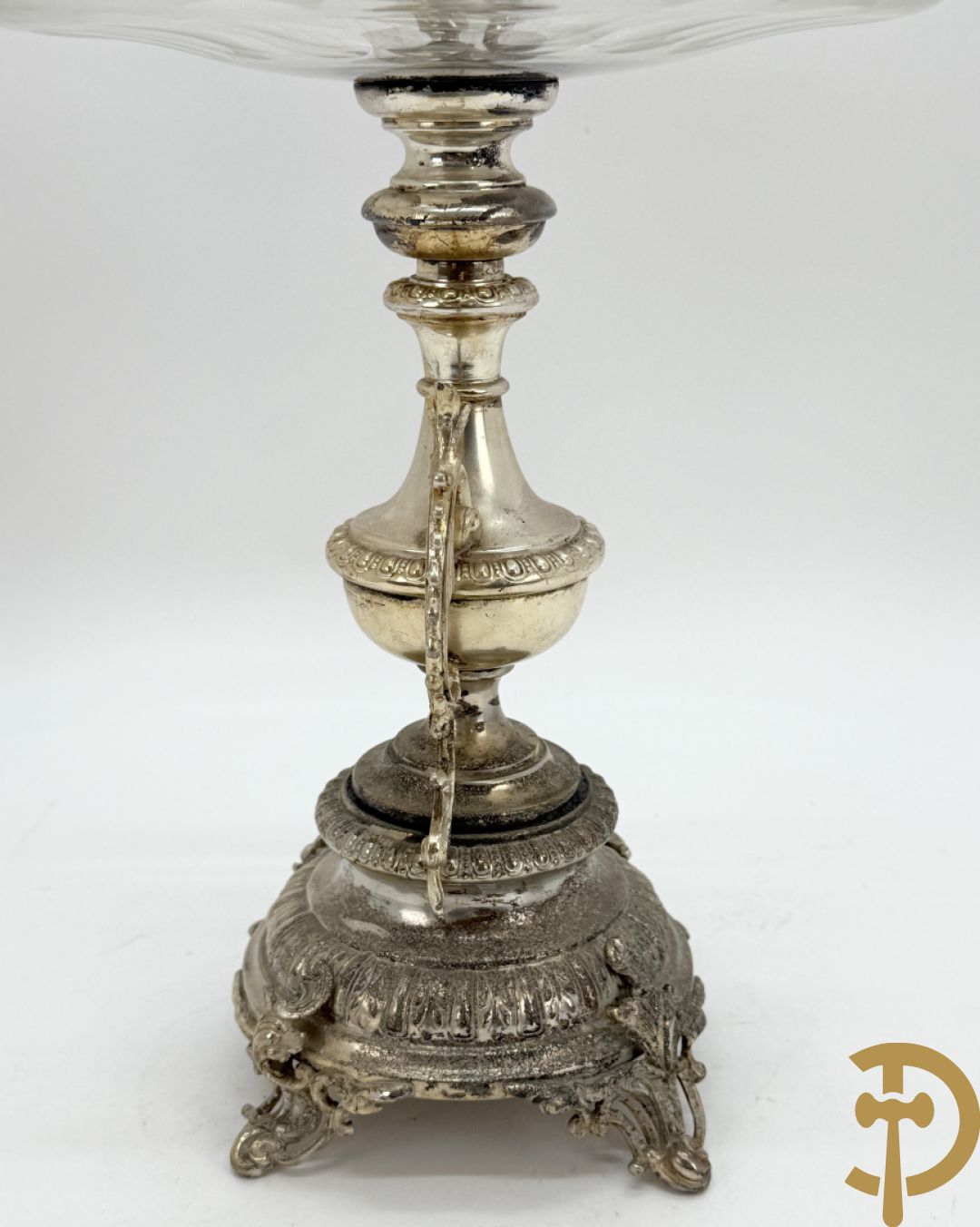 Verzilverde pique fleur met coupe en Neo Renaissance motieven