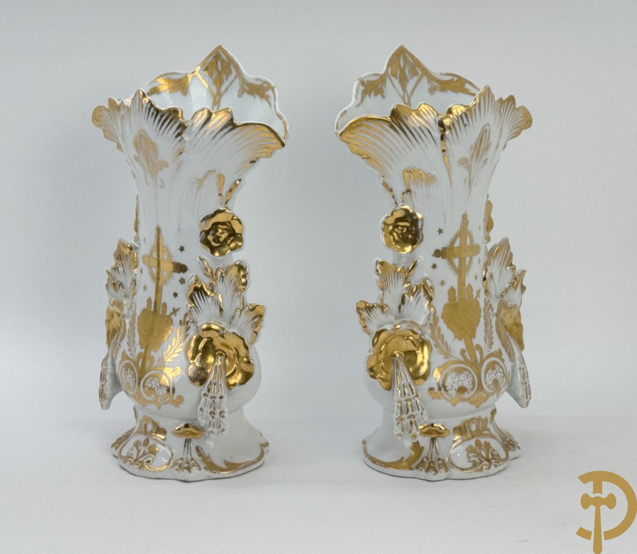 Paar Vieux Bruxelles cornetvazen met religieuse symboliek + grote tas op onderschaal + amfoorvaas