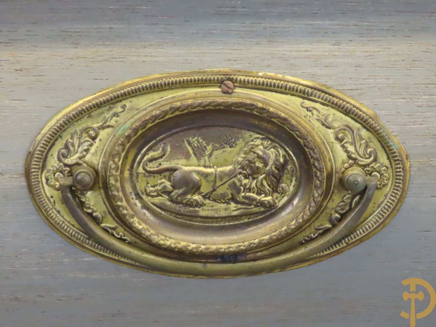 Hollands eiken beschilderd kabinet met 2 deuren bovenaan en 3 lades onderaan