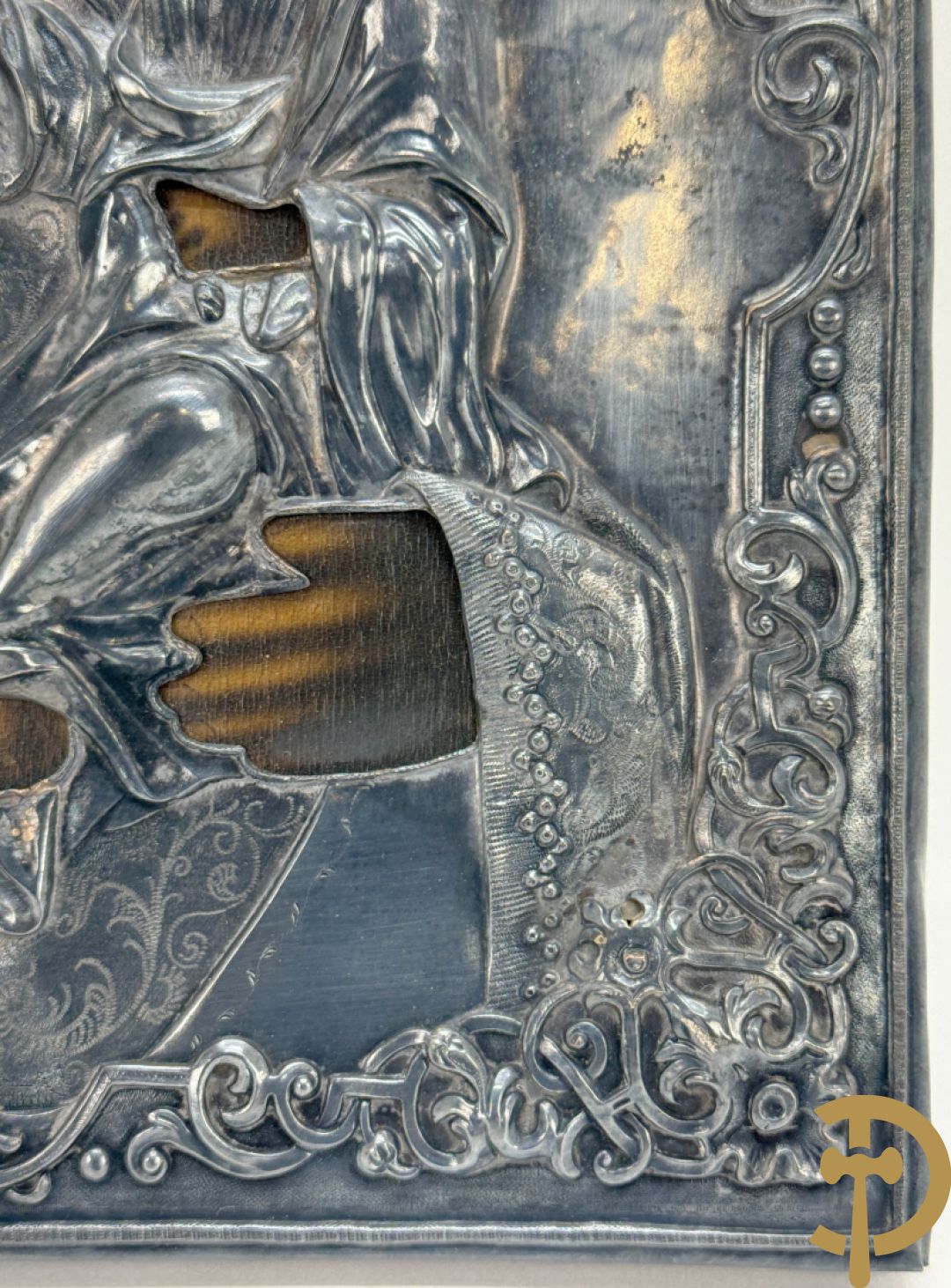 Ikoon met voorstelling van Madonna met kind en verzilverde rizza bezet met email