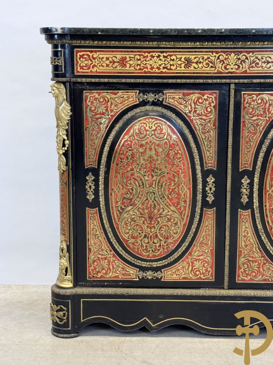 Napoleon III tweedeursdresse bezet met bronzen ornamenten van dameshoofden - paar ovale medaillons in de deuren, alles bezet met Boulle techniek - bovenaan met marmeren blad