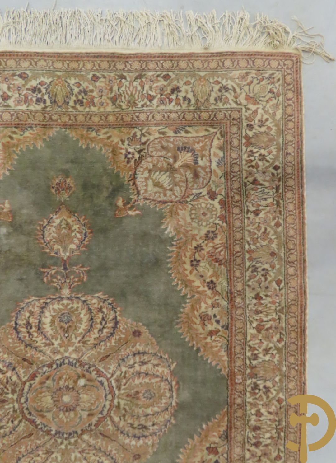 Oosters handgeknoopt tapijt met centraal decor en bloemenmotieven