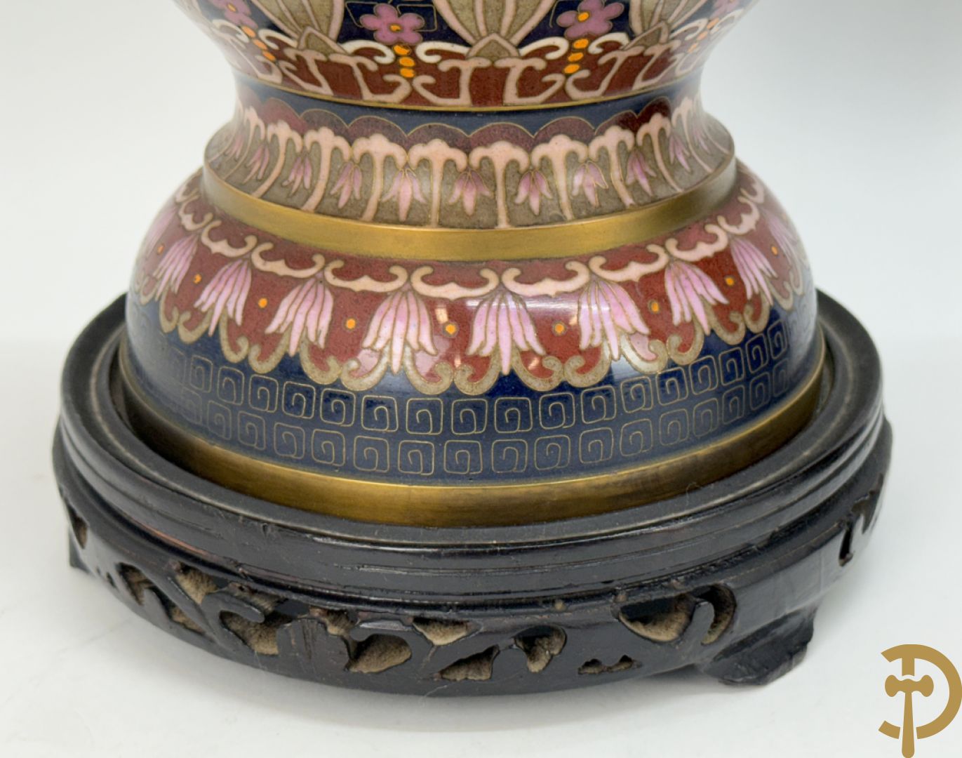 Paar ballustervormige cloisonévazen met decor van vogels en bloemen - op houten sokkel + paar kleine cloisonévazen met vogel en bloemendecor - op houten sokkel