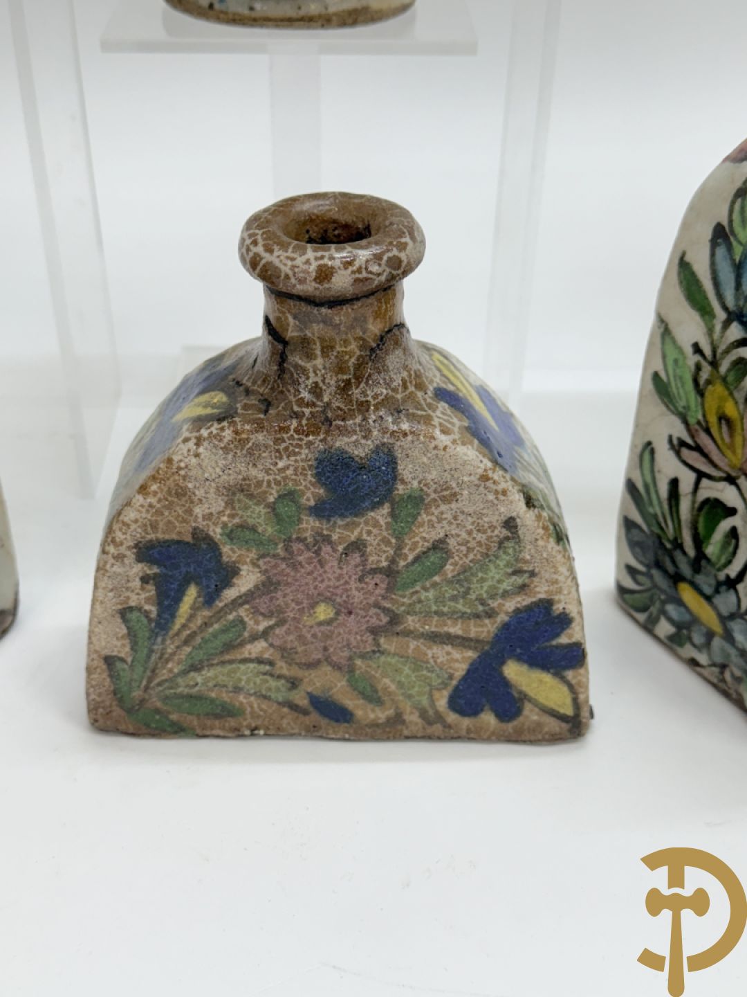 10 meerkleurige geglazuurde keramieken flesjes met decor van bloemen-en dierenmotieven, Iznik